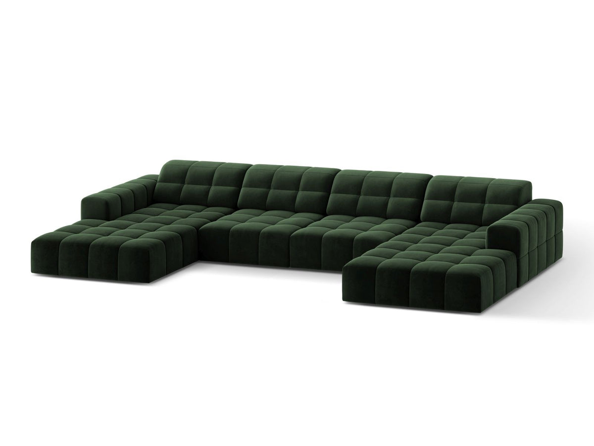 Beige-farbenes Panoramic-Sofa mit Samtbezug, sechs Sitzplätzen, abgewinkelter Rückenlehne und schwarzen Kunststoffbeinen.