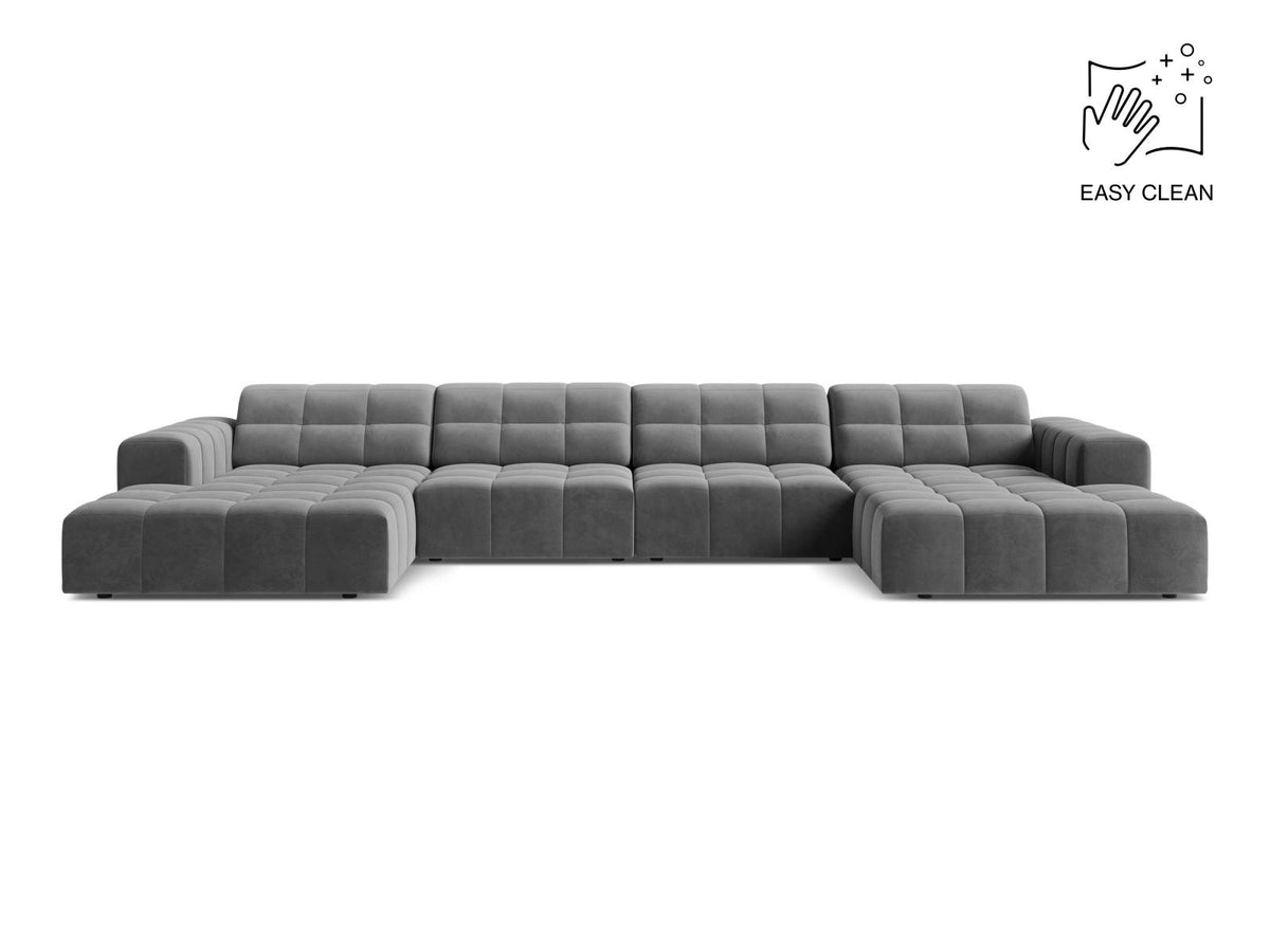 Beige-farbenes Panoramic-Sofa mit Samtbezug, sechs Sitzplätzen, abgewinkelter Rückenlehne und schwarzen Kunststoffbeinen.