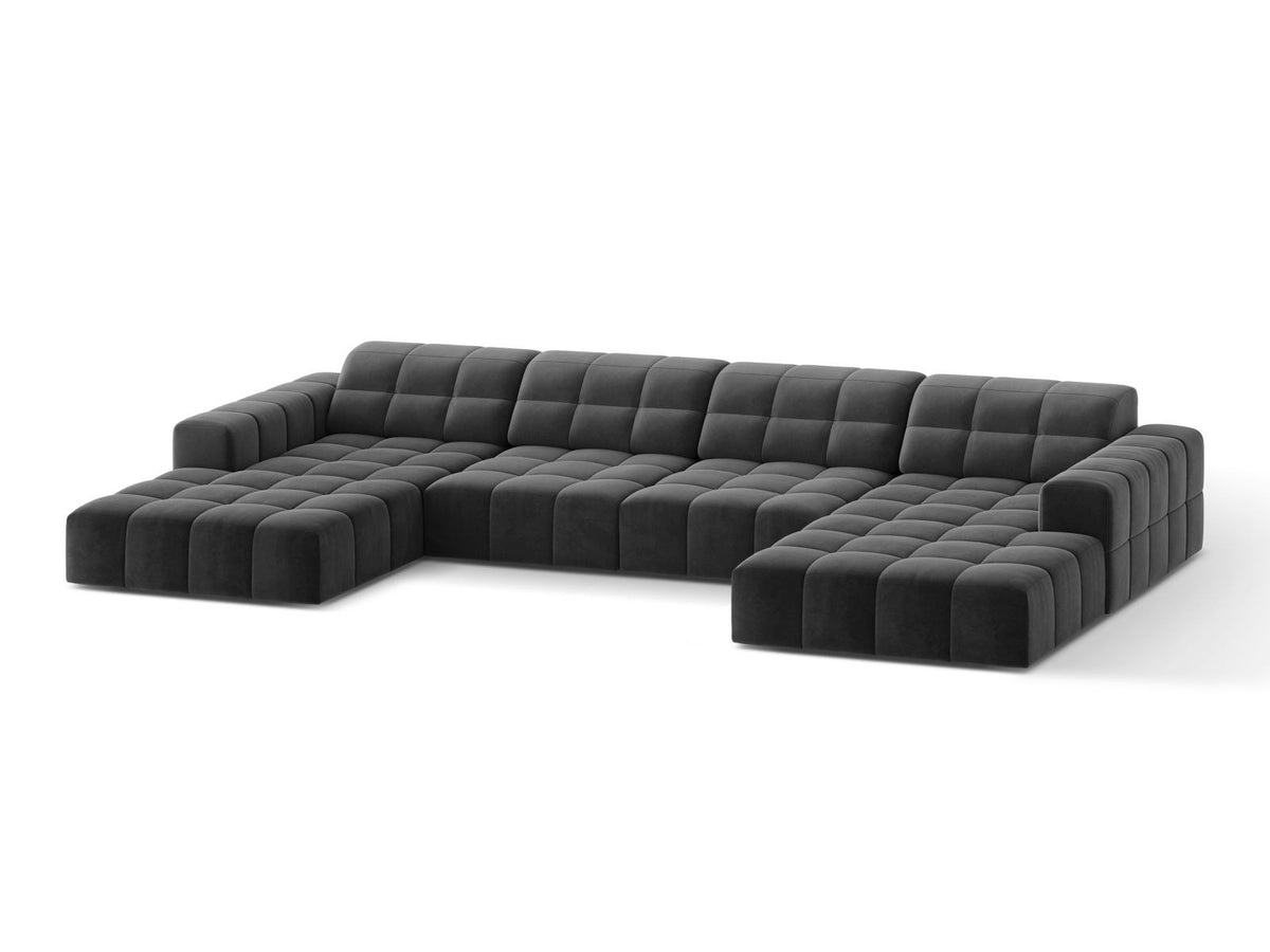 Beige-farbenes Panoramic-Sofa mit Samtbezug, sechs Sitzplätzen, abgewinkelter Rückenlehne und schwarzen Kunststoffbeinen.