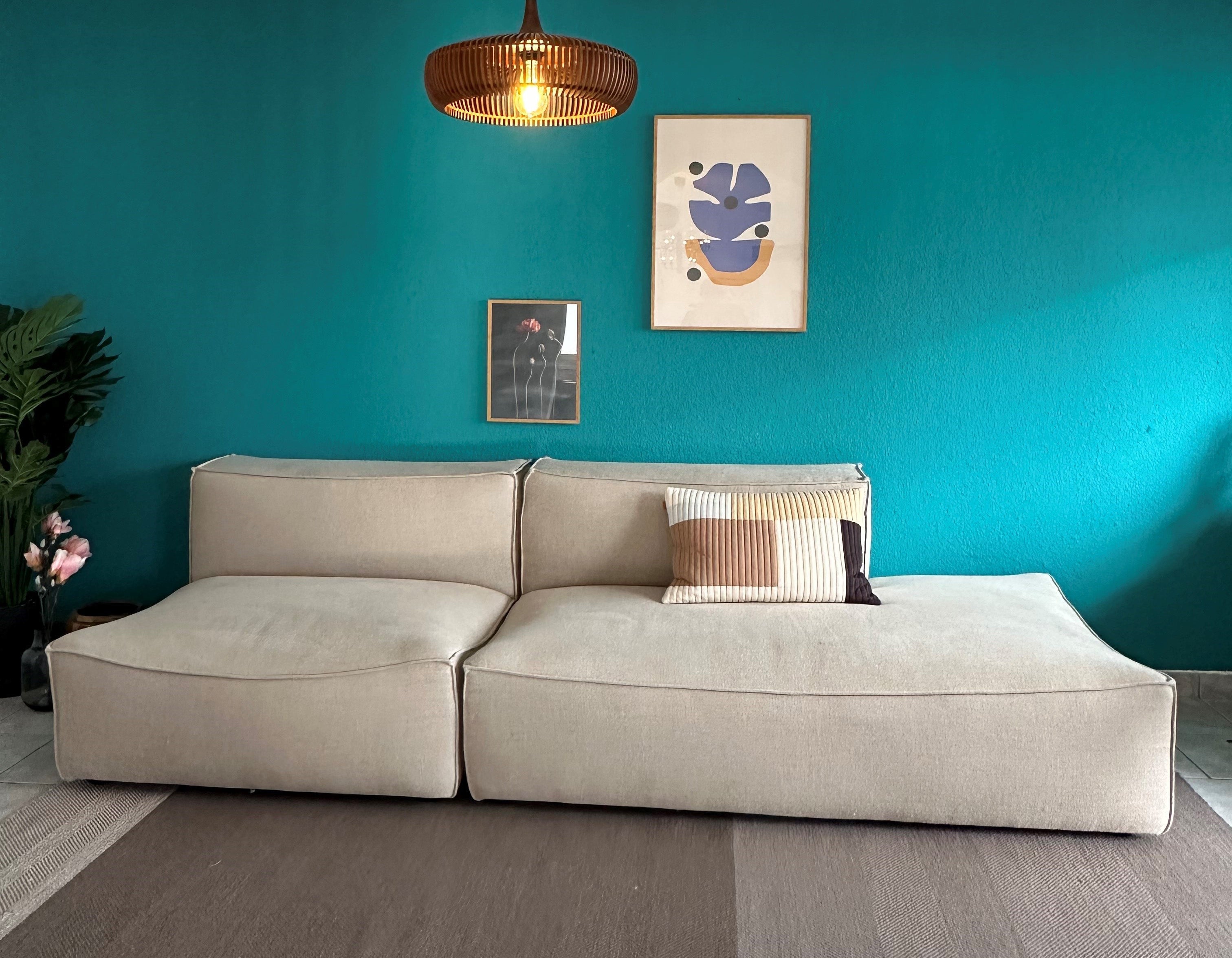 Catena 3er Sofa mit Pouf von Ferm Living, modernes Design mit weichen, organischen Formen und gemütlicher Polsterung.
