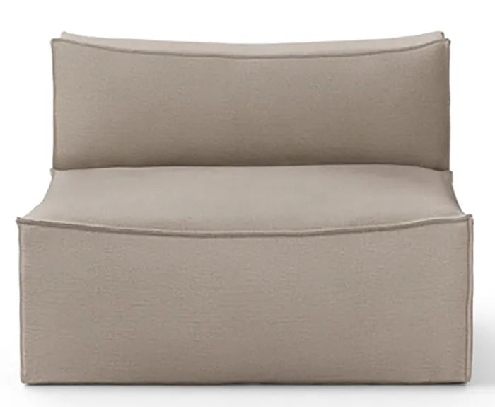 Einladendes Catena 3er Sofa mit Pouf von Ferm Living, inspiriert von Sitzsäcken, aus Mikroschaum für Komfort.