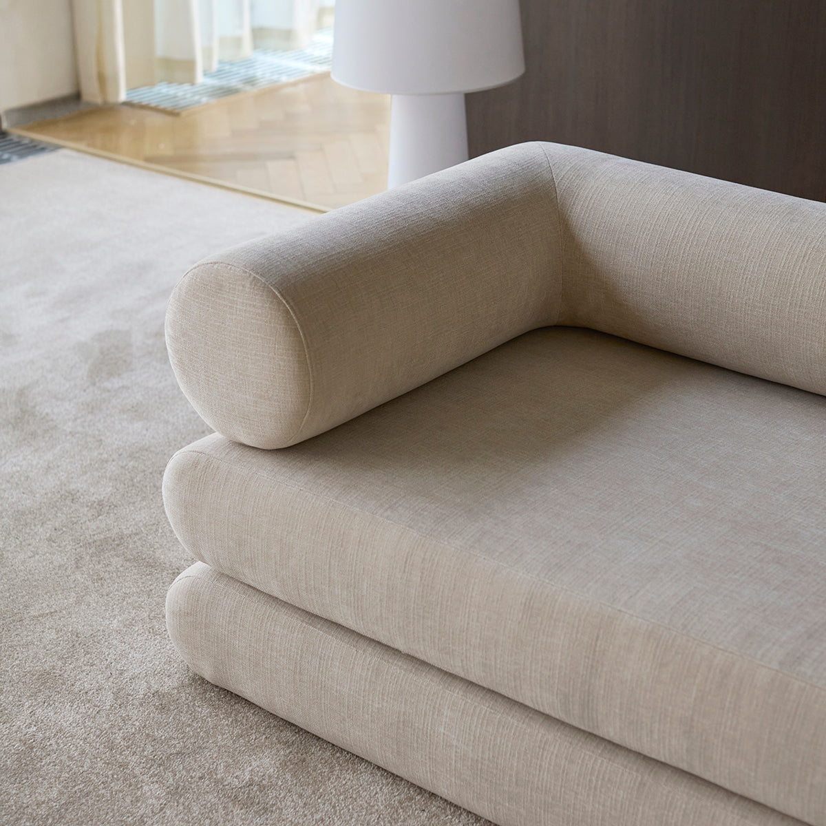 Circlus Tagesbett L-Shaped Armlehnen in 410 Esina Almond präsentiert im Onlineshop von KAQTU Design AG. Bettsofa ist von Innovation Living