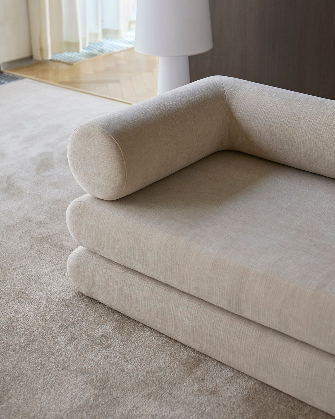 Circlus Tagesbett L-Shaped Armlehnen in 410 Esina Almond präsentiert im Onlineshop von KAQTU Design AG. Bettsofa ist von Innovation Living