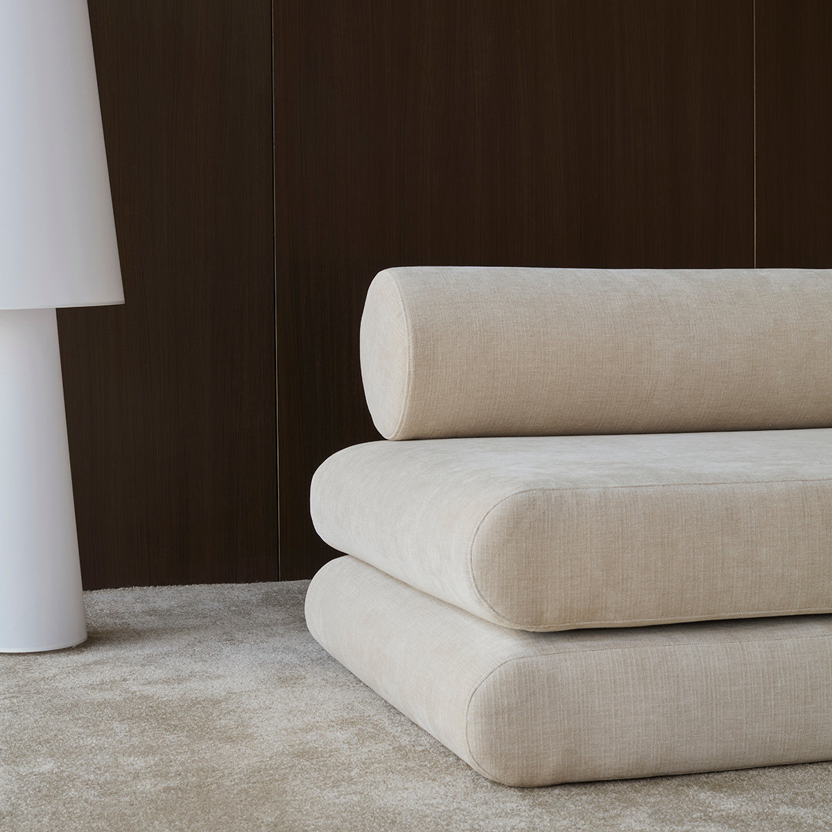 Circlus Tagesbett Mit Rückenpolstern in 410 Esina Almond präsentiert im Onlineshop von KAQTU Design AG. Bettsofa ist von Innovation Living
