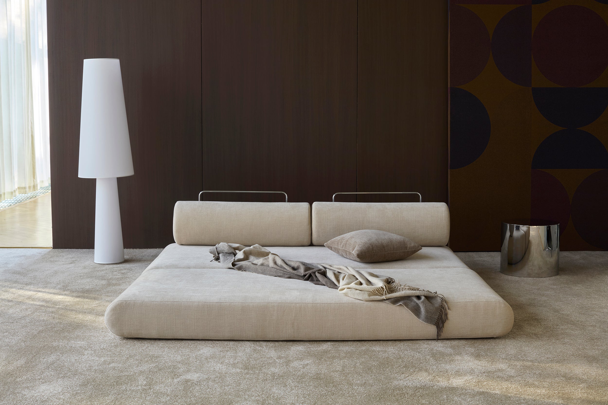 Circlus Tagesbett Mit Rückenpolstern in 410 Esina Almond präsentiert im Onlineshop von KAQTU Design AG. Bettsofa ist von Innovation Living