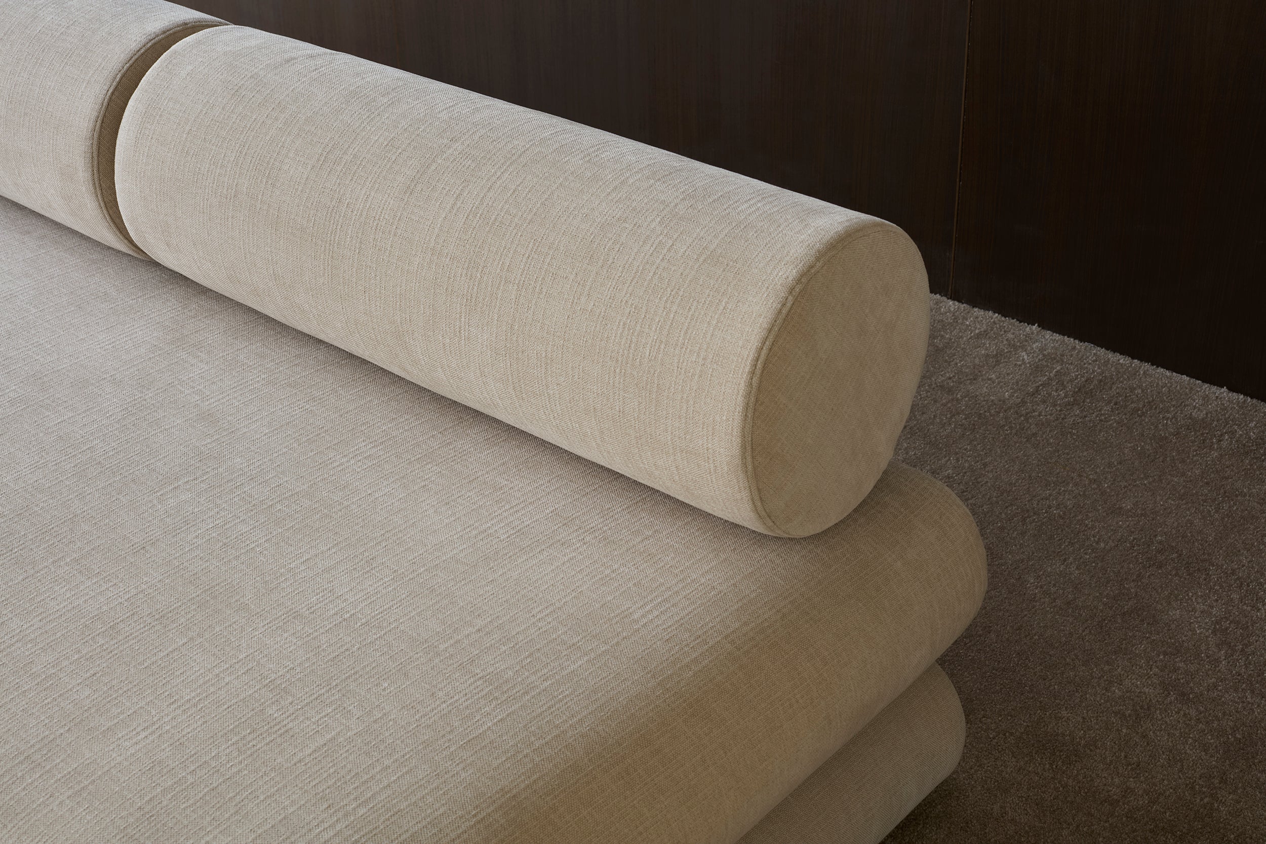 Circlus Tagesbett Mit Rückenpolstern in 410 Esina Almond präsentiert im Onlineshop von KAQTU Design AG. Bettsofa ist von Innovation Living