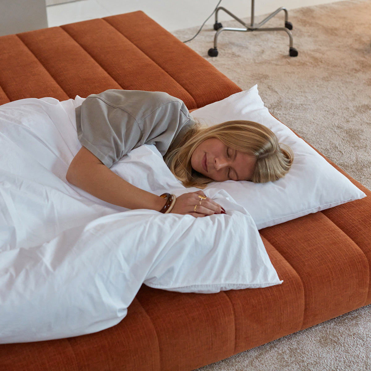 CozyPad Schlafsofa in 412 Esina Rust Orange präsentiert im Onlineshop von KAQTU Design AG. Bettsofa ist von Innovation Living