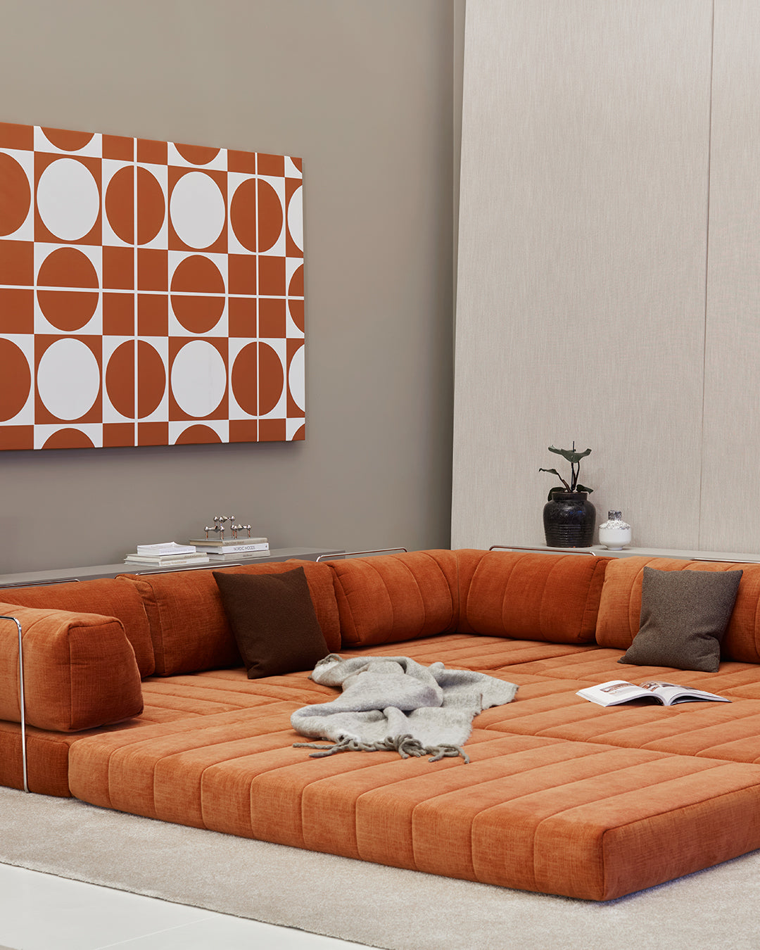 CozyPad Schlafsofa Ecksofa mit Armlehnen in 412 Esina Rust Orange präsentiert im Onlineshop von KAQTU Design AG. Bettsofa ist von Innovation Living