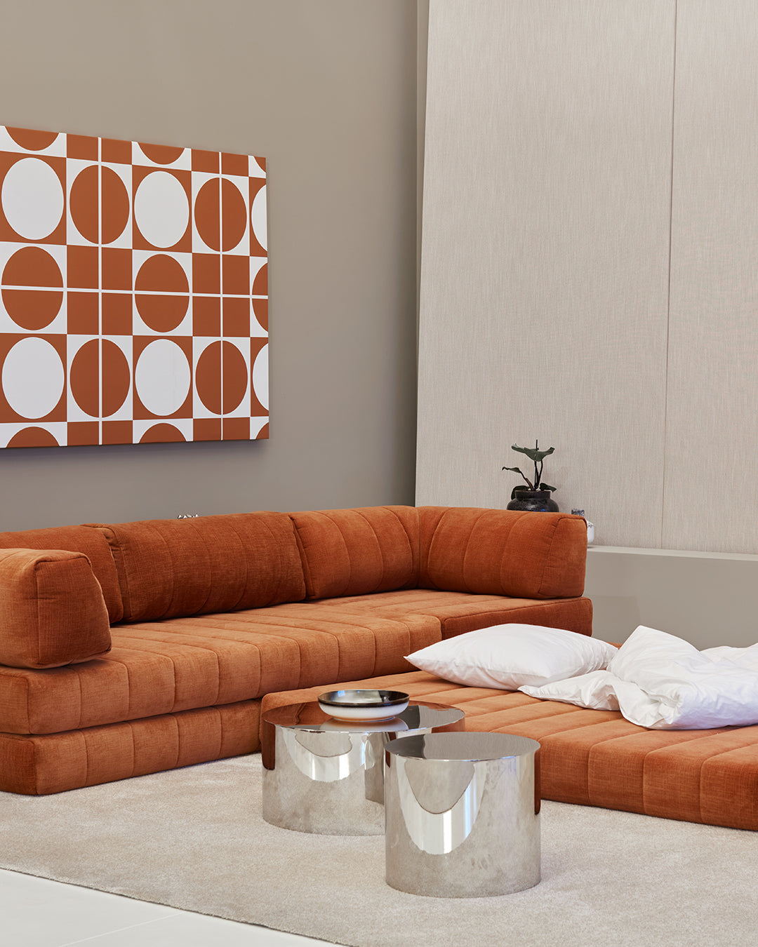 CozyPad Schlafsofa Ecksofa mit Armlehnen in 412 Esina Rust Orange präsentiert im Onlineshop von KAQTU Design AG. Bettsofa ist von Innovation Living