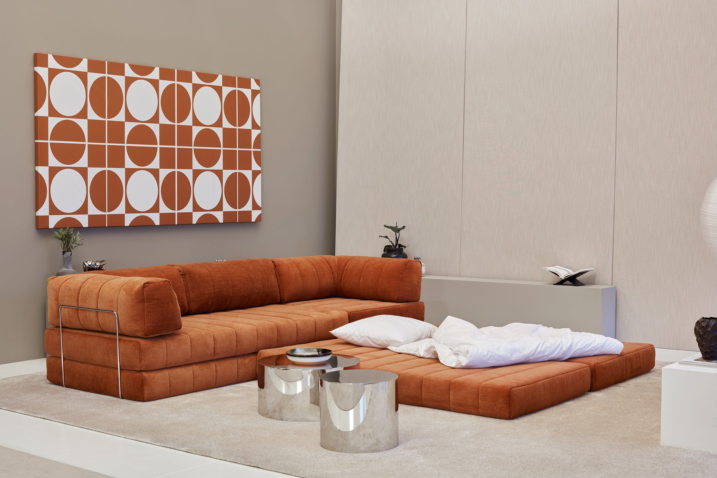CozyPad Schlafsofa Ecksofa mit Armlehnen in 412 Esina Rust Orange präsentiert im Onlineshop von KAQTU Design AG. Bettsofa ist von Innovation Living
