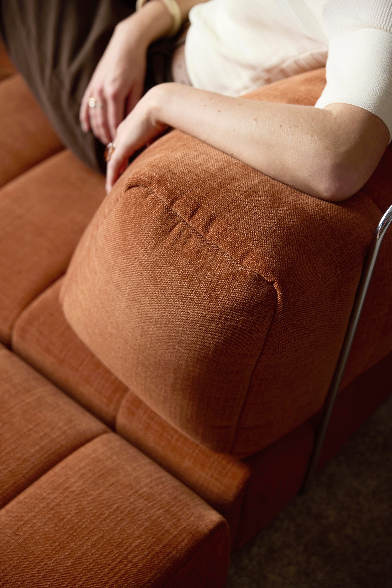 CozyPad Schlafsofa Grand mit Armlehnen in 412 Esina Rust Orange präsentiert im Onlineshop von KAQTU Design AG. Bettsofa ist von Innovation Living