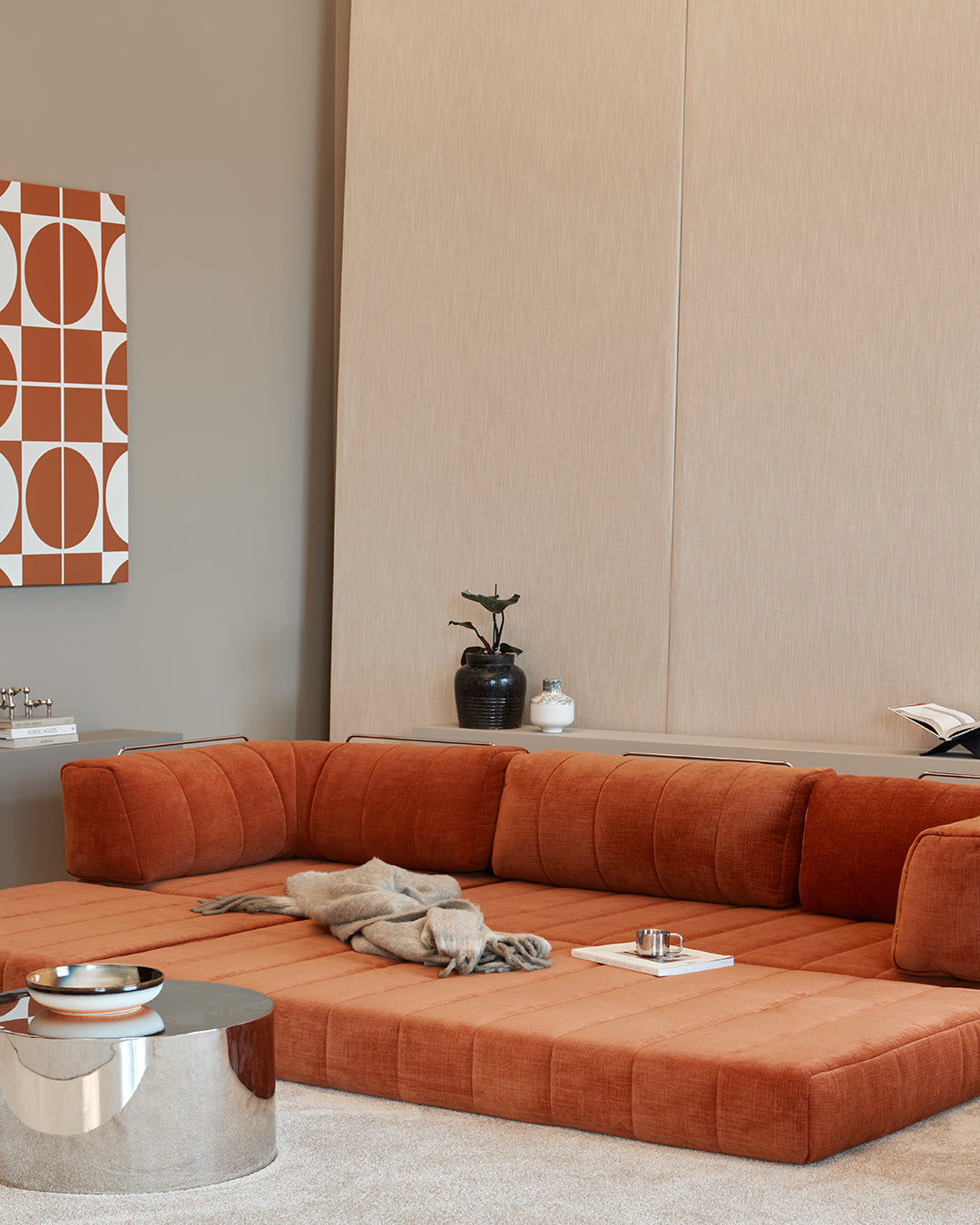CozyPad Schlafsofa Grand mit Armlehnen in 412 Esina Rust Orange präsentiert im Onlineshop von KAQTU Design AG. Bettsofa ist von Innovation Living