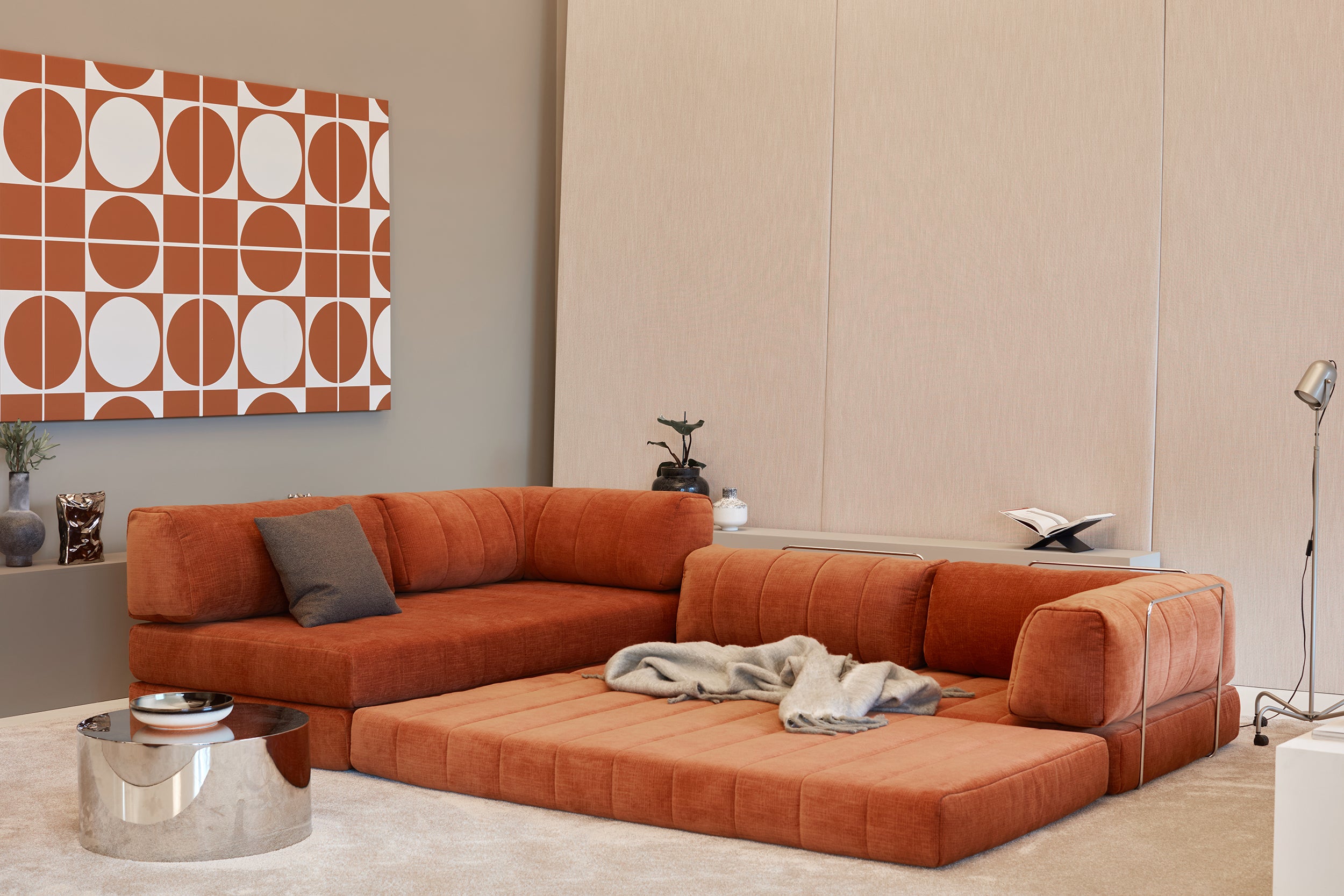 CozyPad Schlafsofa L-Shape mit Armlehne in 412 Esina Rust Orange präsentiert im Onlineshop von KAQTU Design AG. Bettsofa rechts ist von Innovation Living