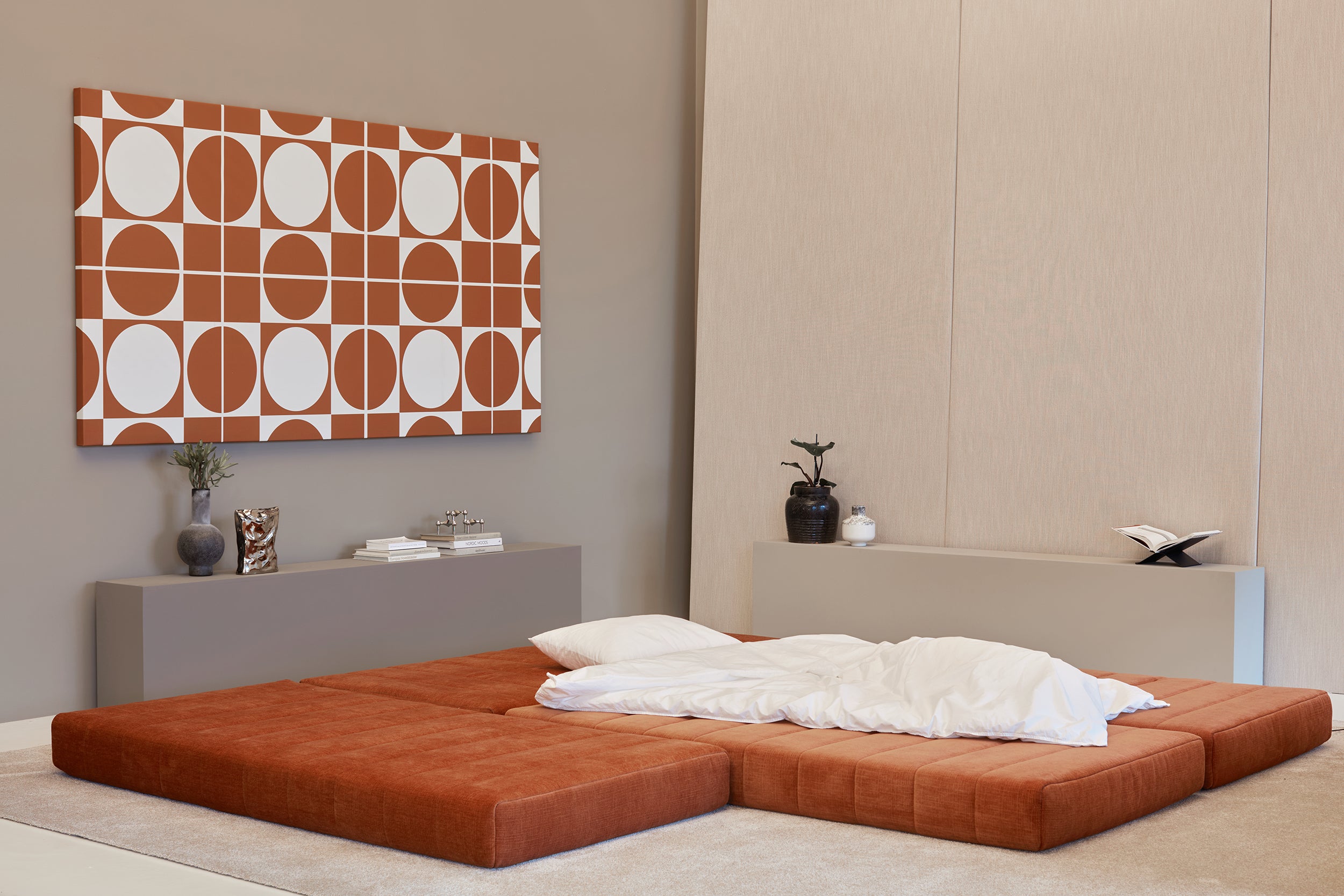 CozyPad Schlafsofa L-Shape mit Armlehne in 412 Esina Rust Orange präsentiert im Onlineshop von KAQTU Design AG. Bettsofa rechts ist von Innovation Living