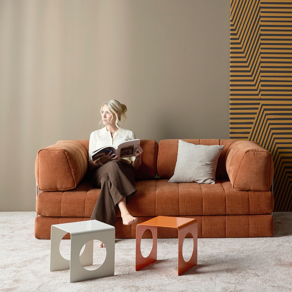 CozyPad Schlafsofa mit Armlehnen in 412 Esina Rust Orange präsentiert im Onlineshop von KAQTU Design AG. Bettsofa ist von Innovation Living