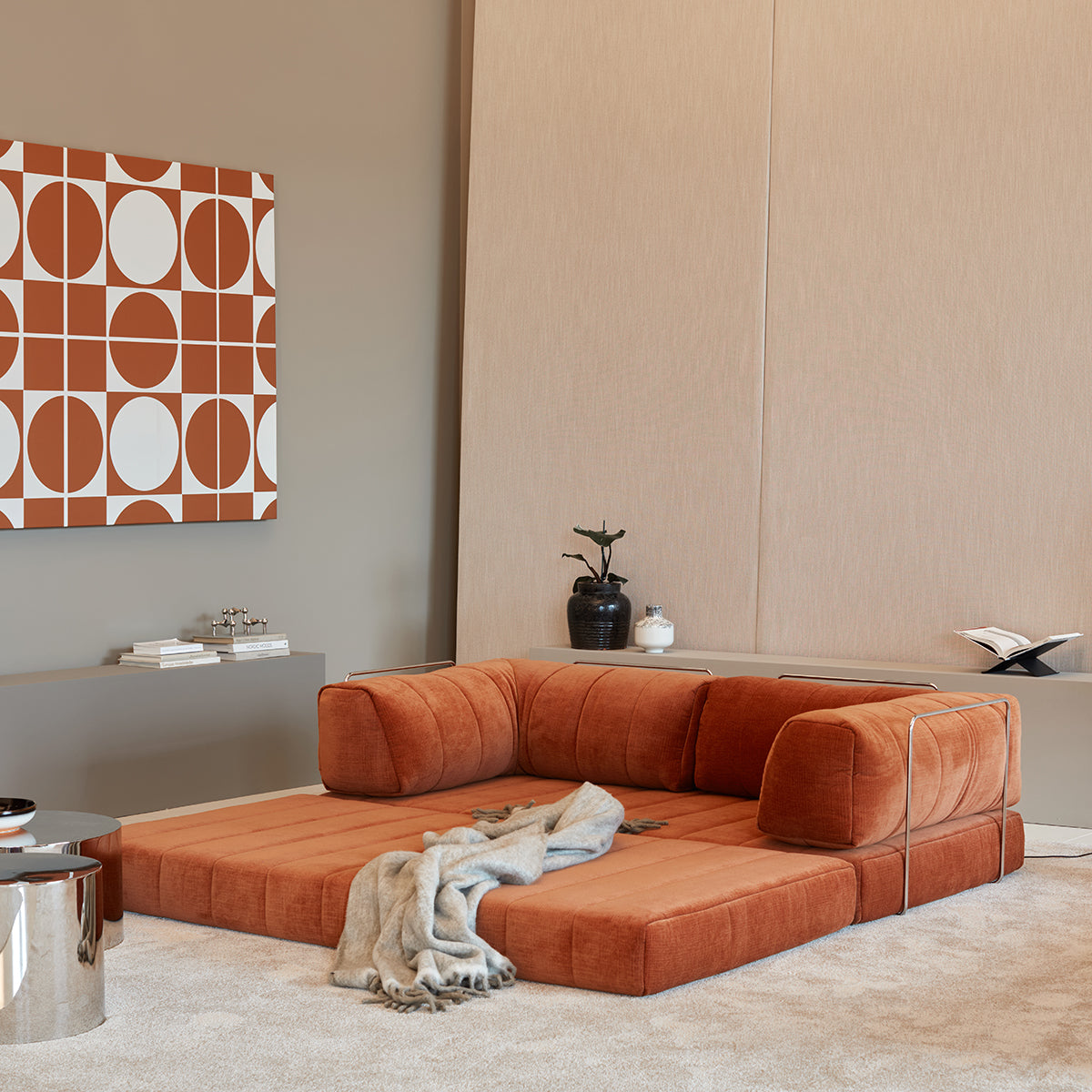 CozyPad Schlafsofa mit Armlehnen in 412 Esina Rust Orange präsentiert im Onlineshop von KAQTU Design AG. Bettsofa ist von Innovation Living