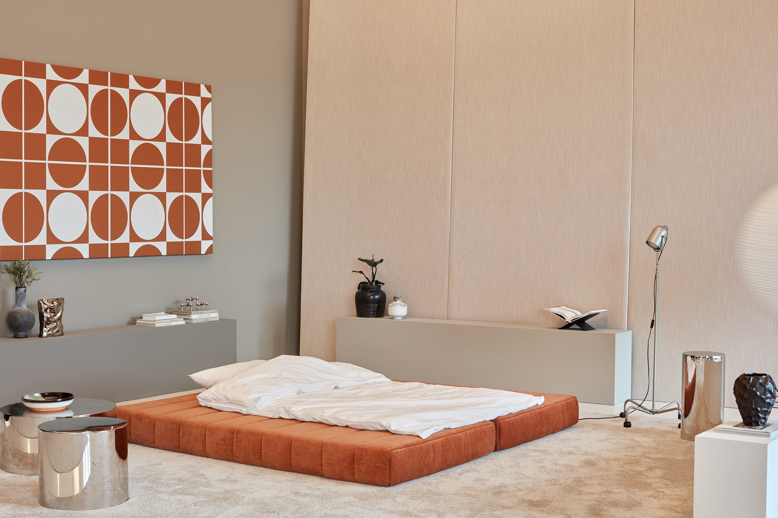 CozyPad Schlafsofa mit Armlehnen in 412 Esina Rust Orange präsentiert im Onlineshop von KAQTU Design AG. Bettsofa ist von Innovation Living