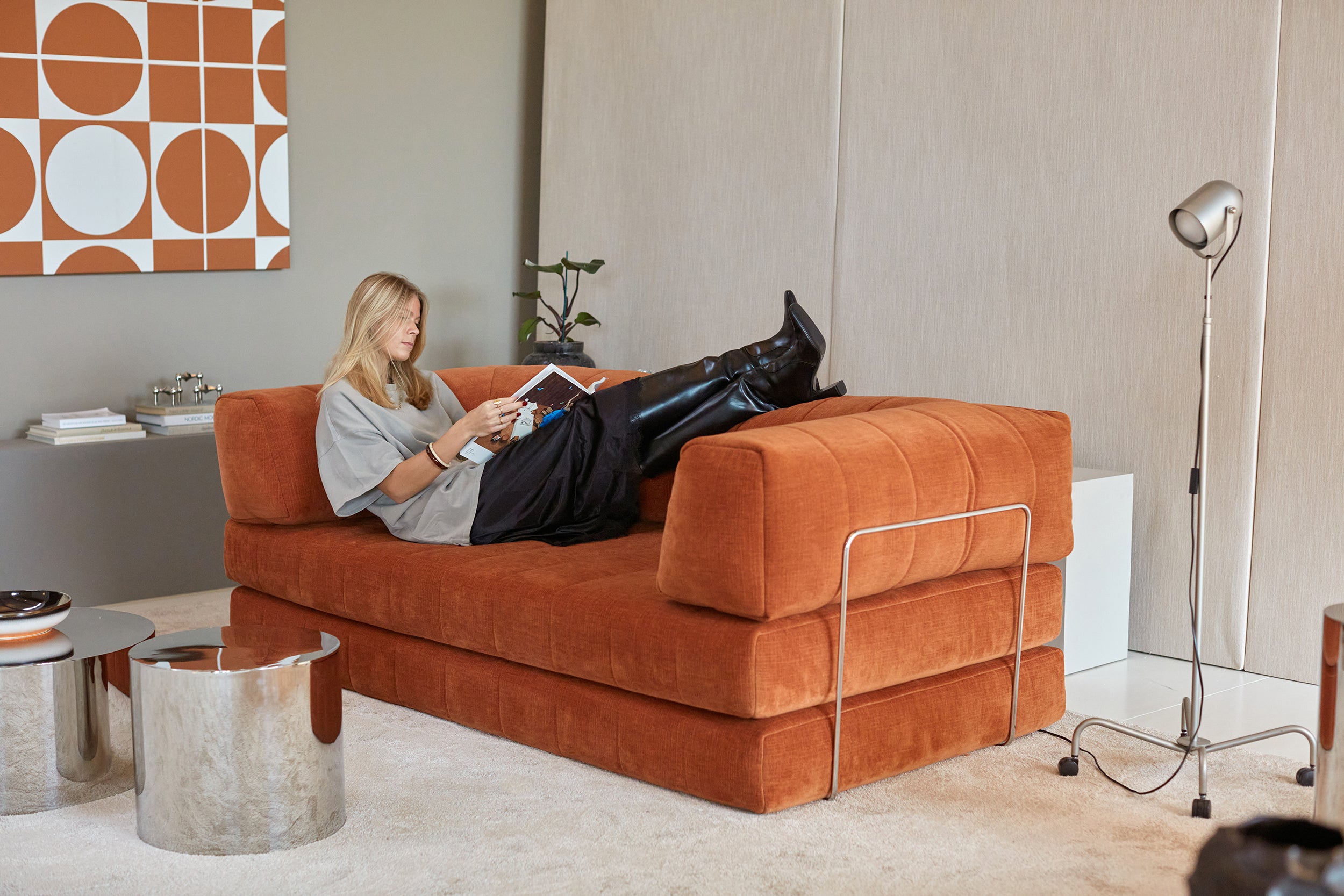 CozyPad Schlafsofa mit Armlehnen in 412 Esina Rust Orange präsentiert im Onlineshop von KAQTU Design AG. Bettsofa ist von Innovation Living