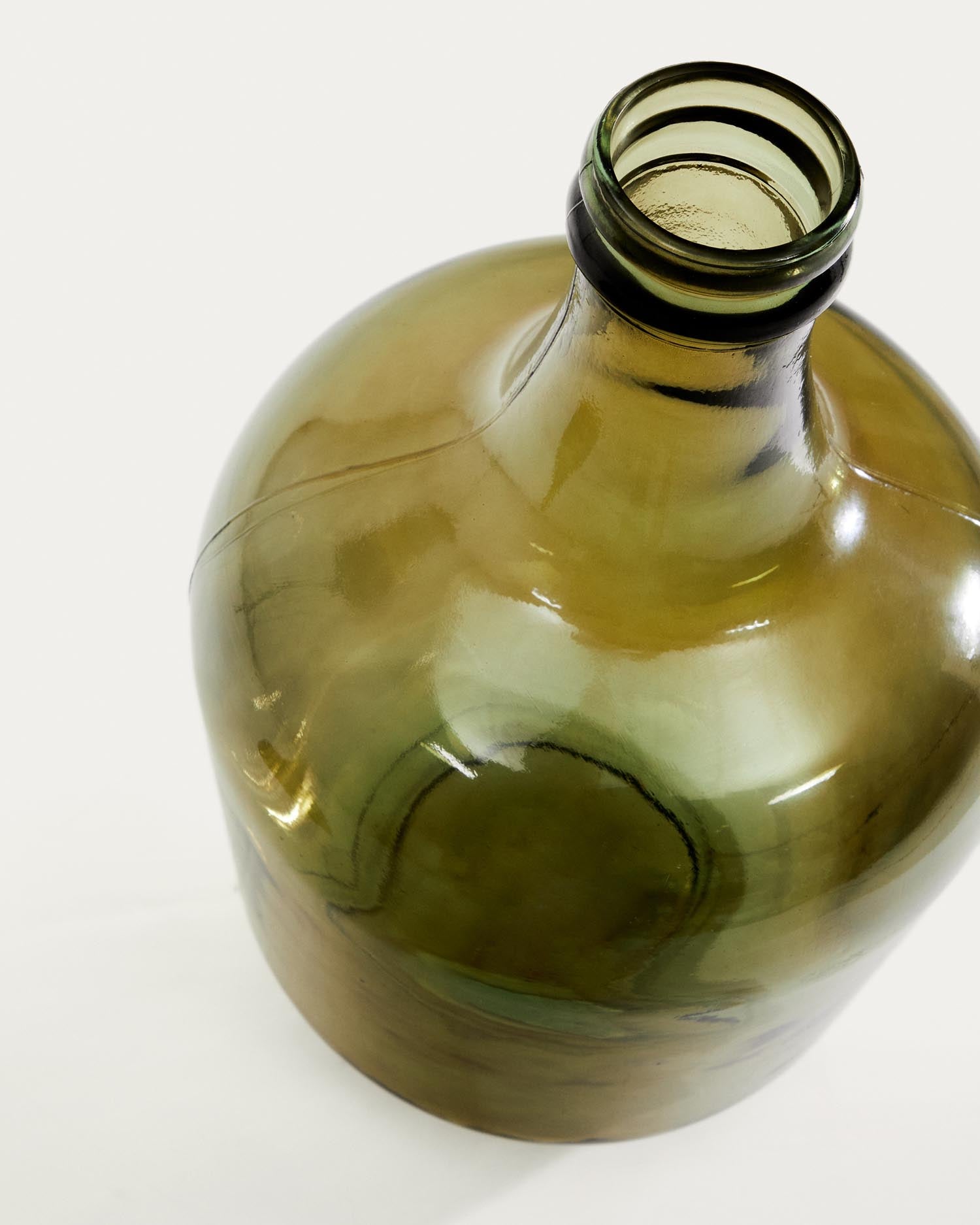 Elegante Fiobe Flasche aus grünem Recyclingglas: Nachhaltig, stilvoll und einzigartig in Textur und Design.