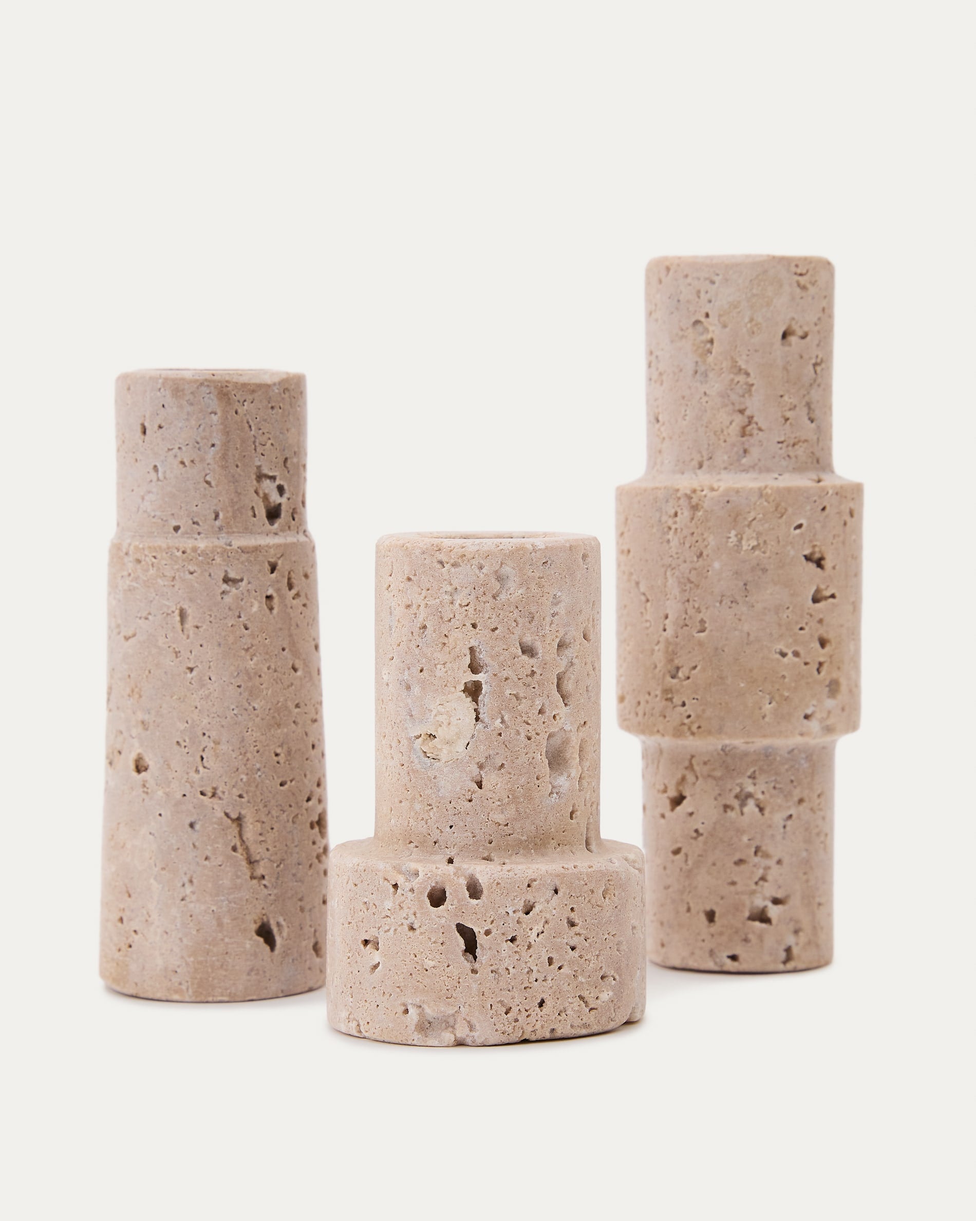 Majid Set aus 3 Kerzenhaltern aus Travertin in Beige in Beige präsentiert im Onlineshop von KAQTU Design AG. Kerzenständer ist von Kave Home