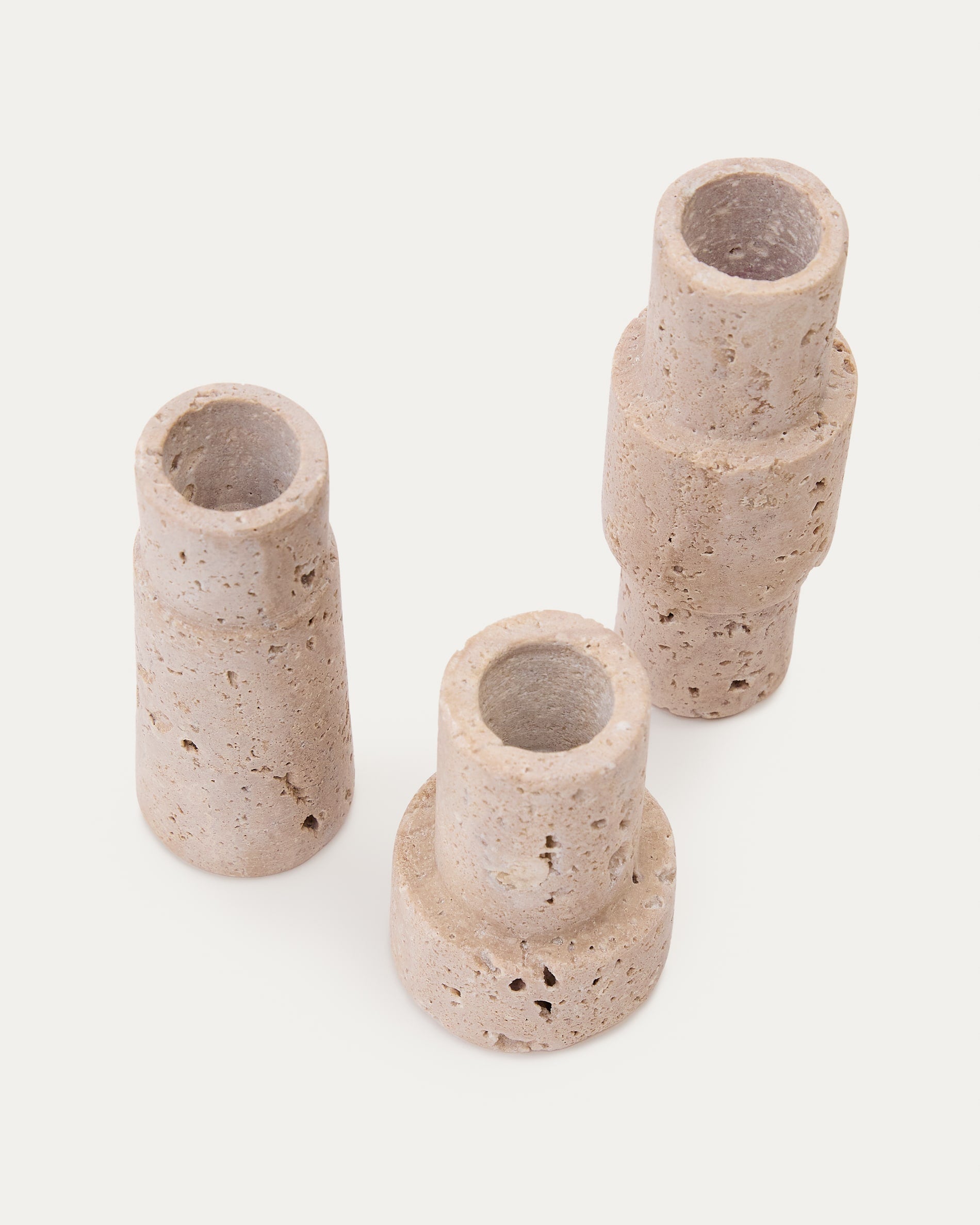 Majid Set aus 3 Kerzenhaltern aus Travertin in Beige in Beige präsentiert im Onlineshop von KAQTU Design AG. Kerzenständer ist von Kave Home