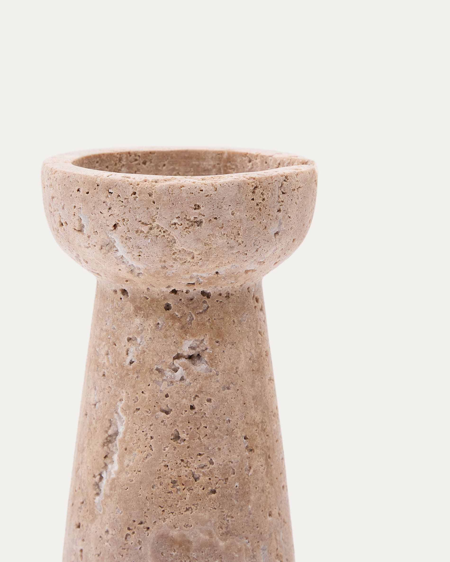Magan grosser Kerzenhalter aus Travertin in Beige in Beige präsentiert im Onlineshop von KAQTU Design AG. Kerzenständer ist von Kave Home