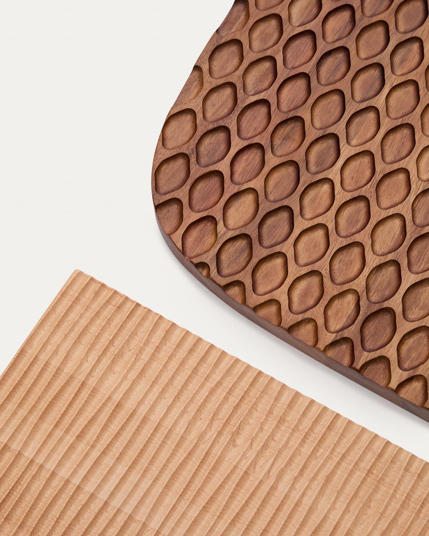 Elegantes 3-teiliges Wandpaneel aus FSC-zertifiziertem Akazienholz von Kave Home, ideal für stilvolle und umweltbewusste Einrichtungen.