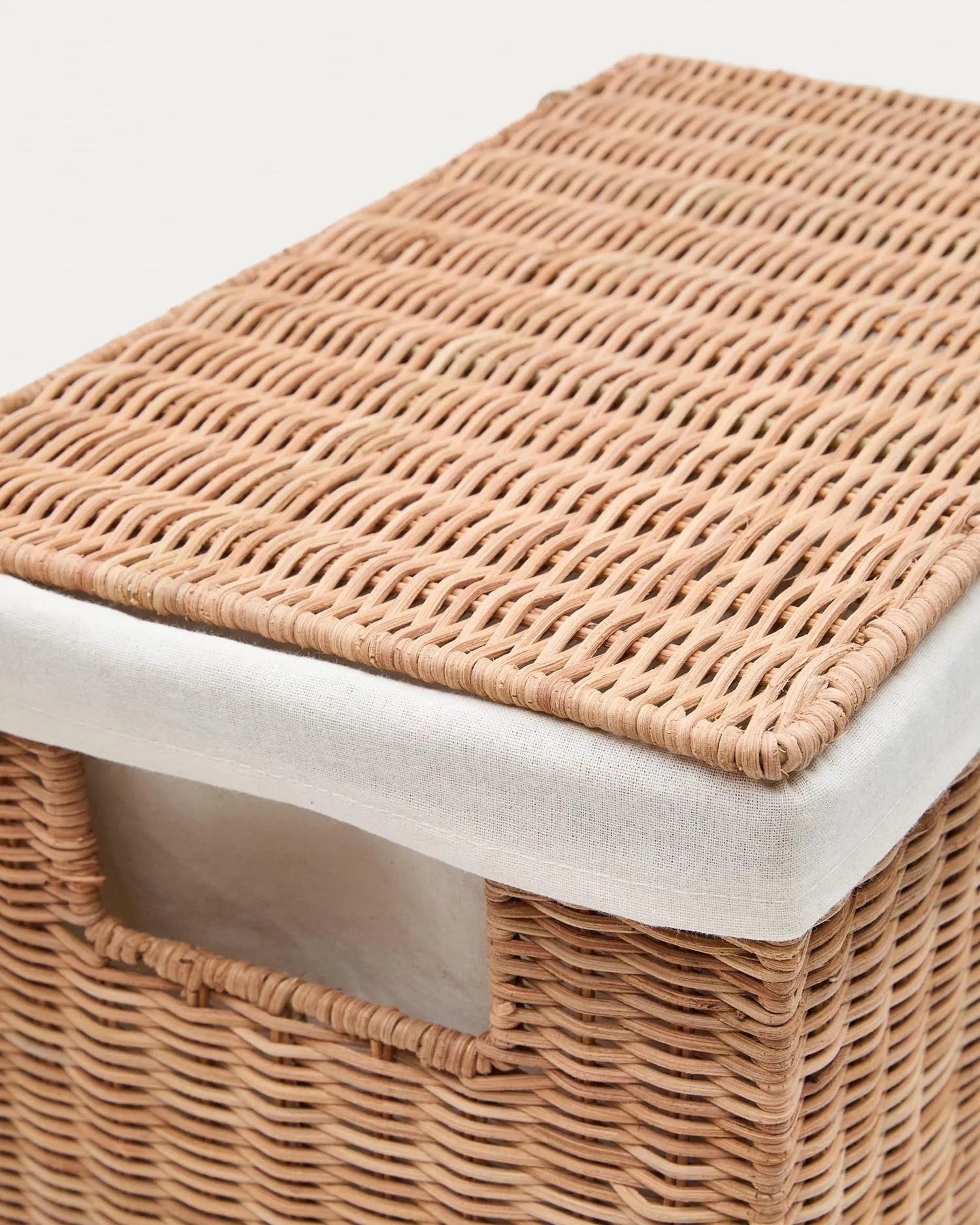 Elegante Rattan-Körbe Indali: Handgefertigt, vielseitig, stilvoll – ideal für Kissen, Decken oder Pflanzen.