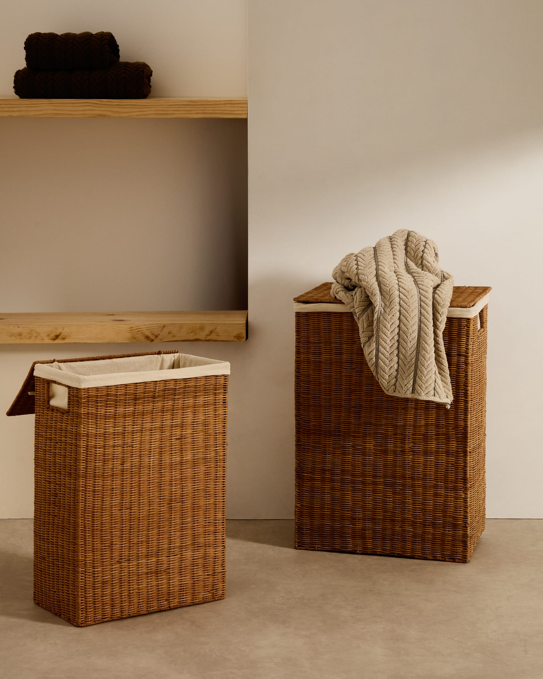 Elegante Rattan-Körbe Indali: Handgefertigt, vielseitig, stilvoll – ideal für Kissen, Decken oder Pflanzen.