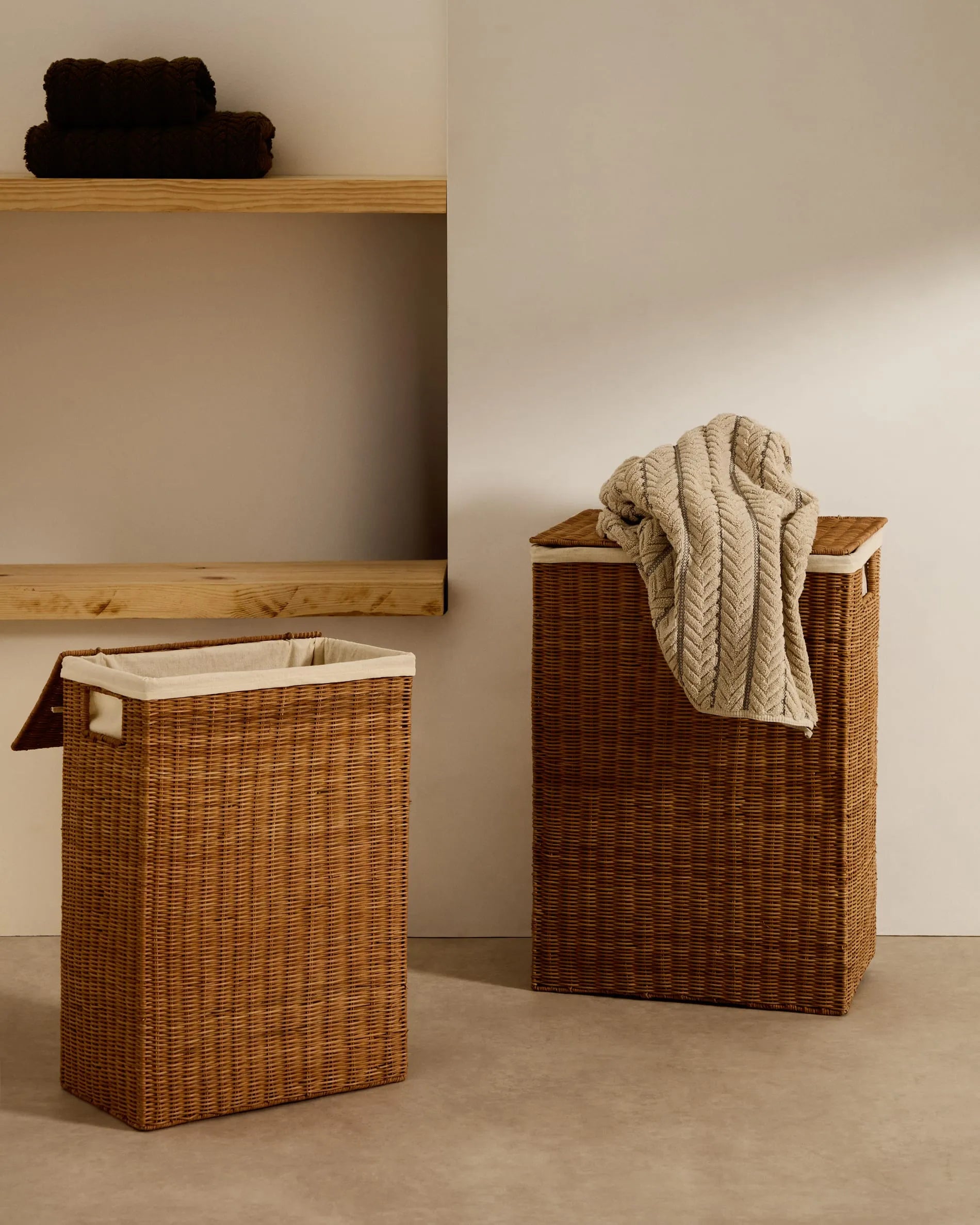 Elegante Rattan-Körbe Indali: Handgefertigt, vielseitig, stilvoll – ideal für Kissen, Decken oder Pflanzen.