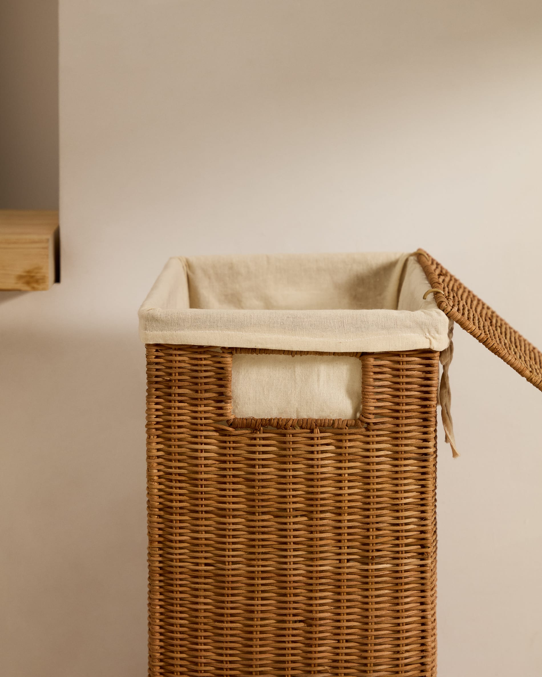 Elegante Rattan-Körbe Indali: Handgefertigt, vielseitig, stilvoll – ideal für Kissen, Decken oder Pflanzen.