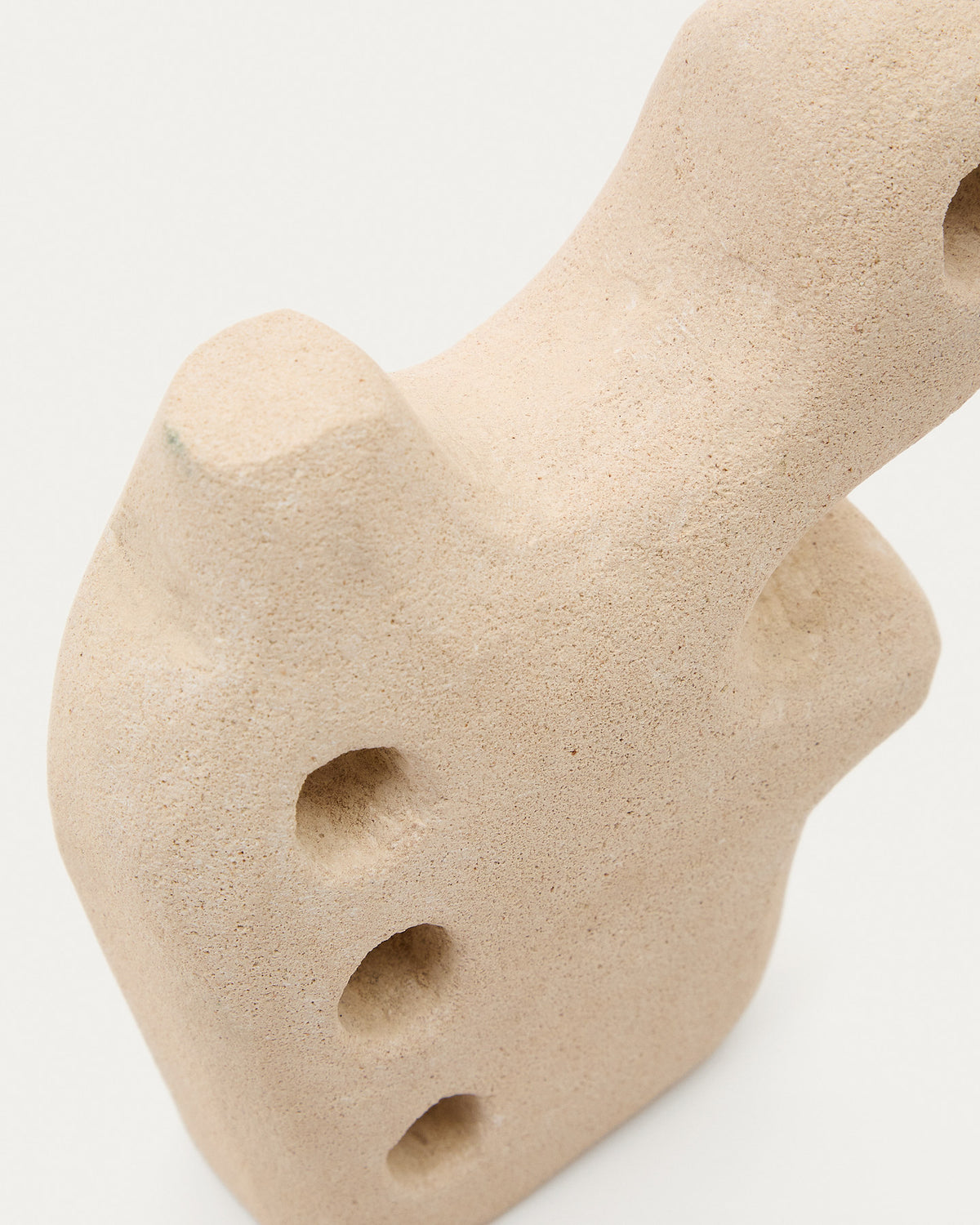 Skulptur Arif aus Stein mit beigefarbenem Finish 20 cm in Beige präsentiert im Onlineshop von KAQTU Design AG. Kunstgegenstände ist von Kave Home