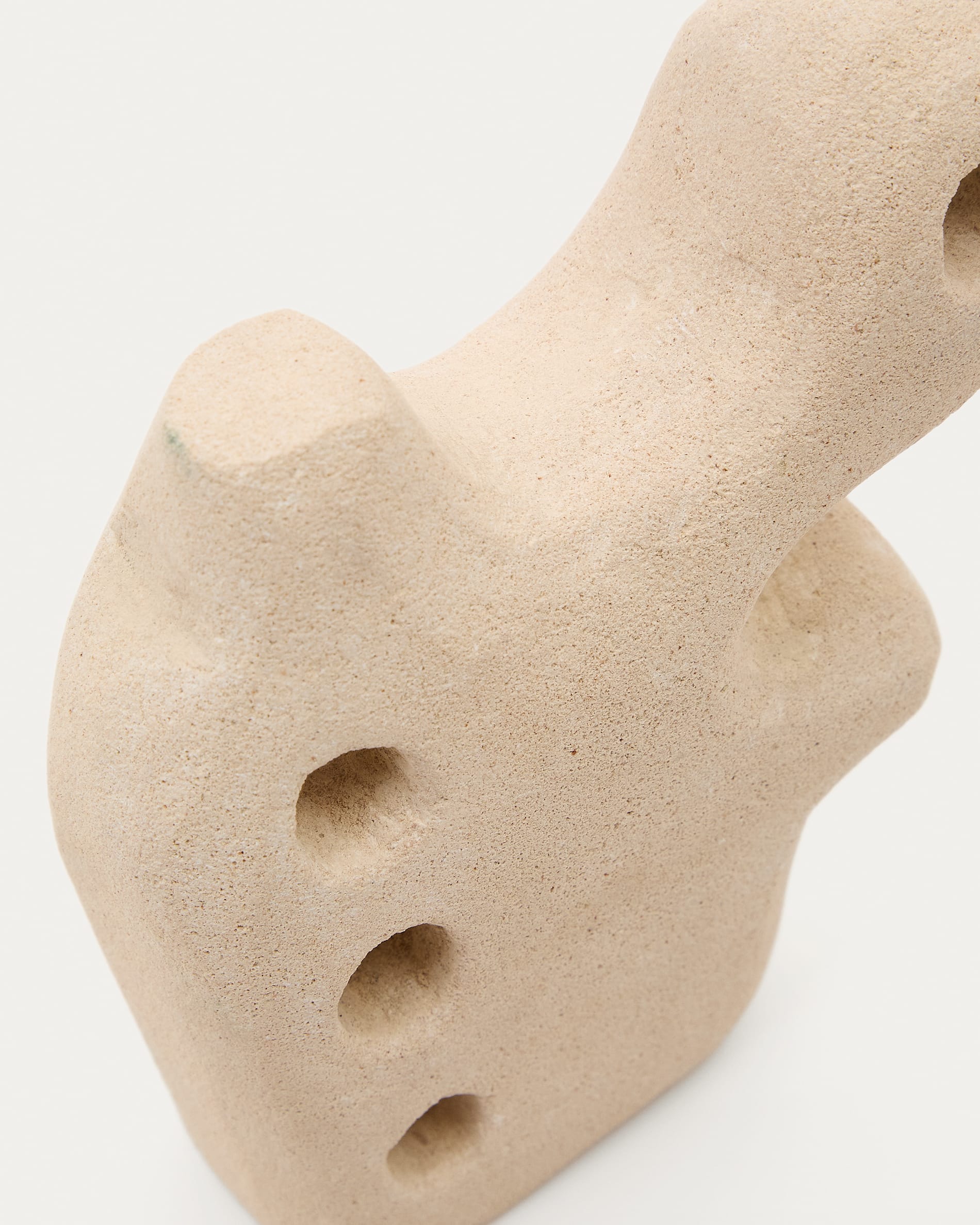 Die 20 cm hohe Skulptur Arif aus hochwertigem Stein mit stilvollem beigefarbenem Finish verleiht jedem Raum eine harmonische und künstlerische Note.