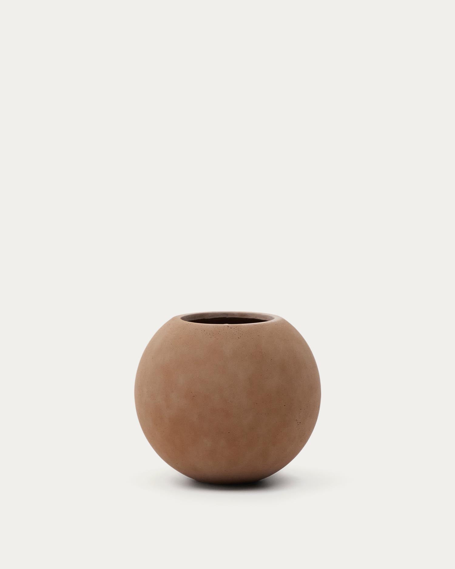 Blumentopf Solna in Terrakottaoptik Ø 66 cm in Terrakotta präsentiert im Onlineshop von KAQTU Design AG. Blumentopf ist von Kave Home