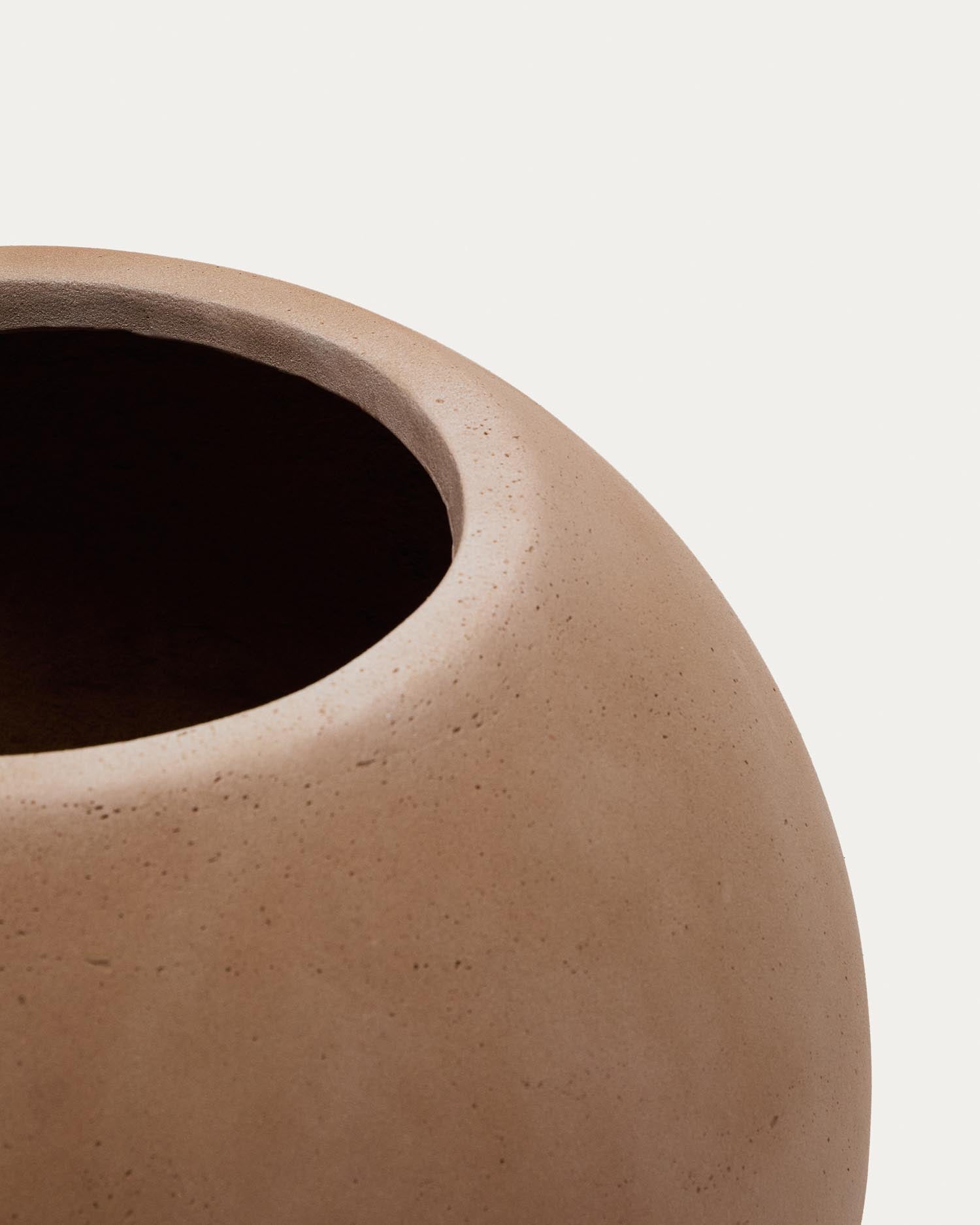 Blumentopf Solna in Terrakottaoptik Ø 66 cm in Terrakotta präsentiert im Onlineshop von KAQTU Design AG. Blumentopf ist von Kave Home