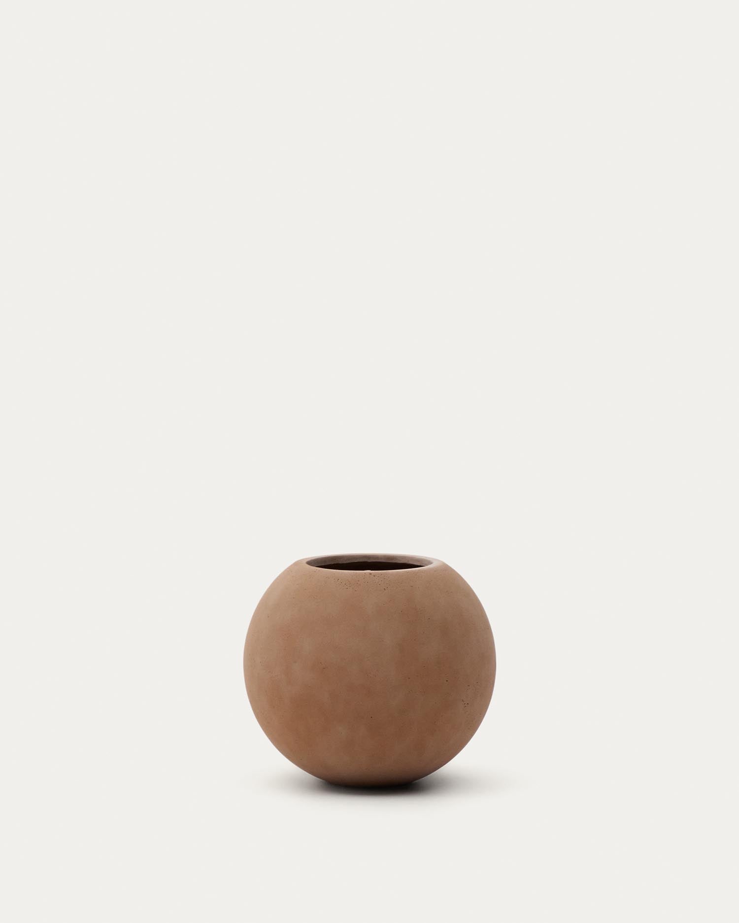 Blumentopf Solna in Terrakottaoptik Ø 51 cm in Terrakotta präsentiert im Onlineshop von KAQTU Design AG. Blumentopf ist von Kave Home