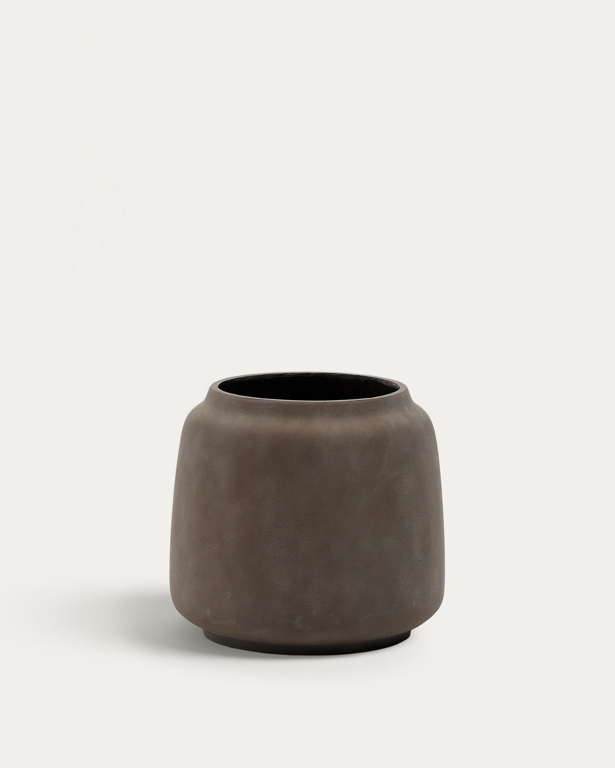 Blumentopf Lira in Terrakottaoptik Ø 53 cm in Terrakotta präsentiert im Onlineshop von KAQTU Design AG. Blumentopf ist von Kave Home