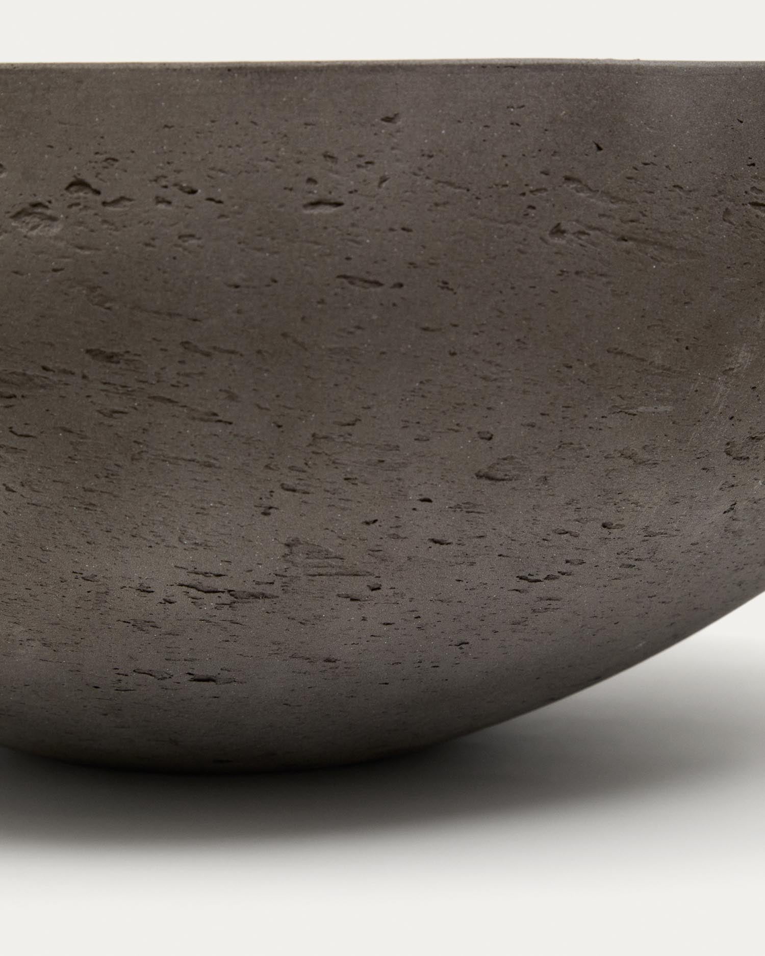 Set Nura: Stilvolles Blumentopf-Set aus leichtem Polyzement in moderner Terrakotta-Zementoptik (Ø55 cm) – ideal für drinnen und draußen.