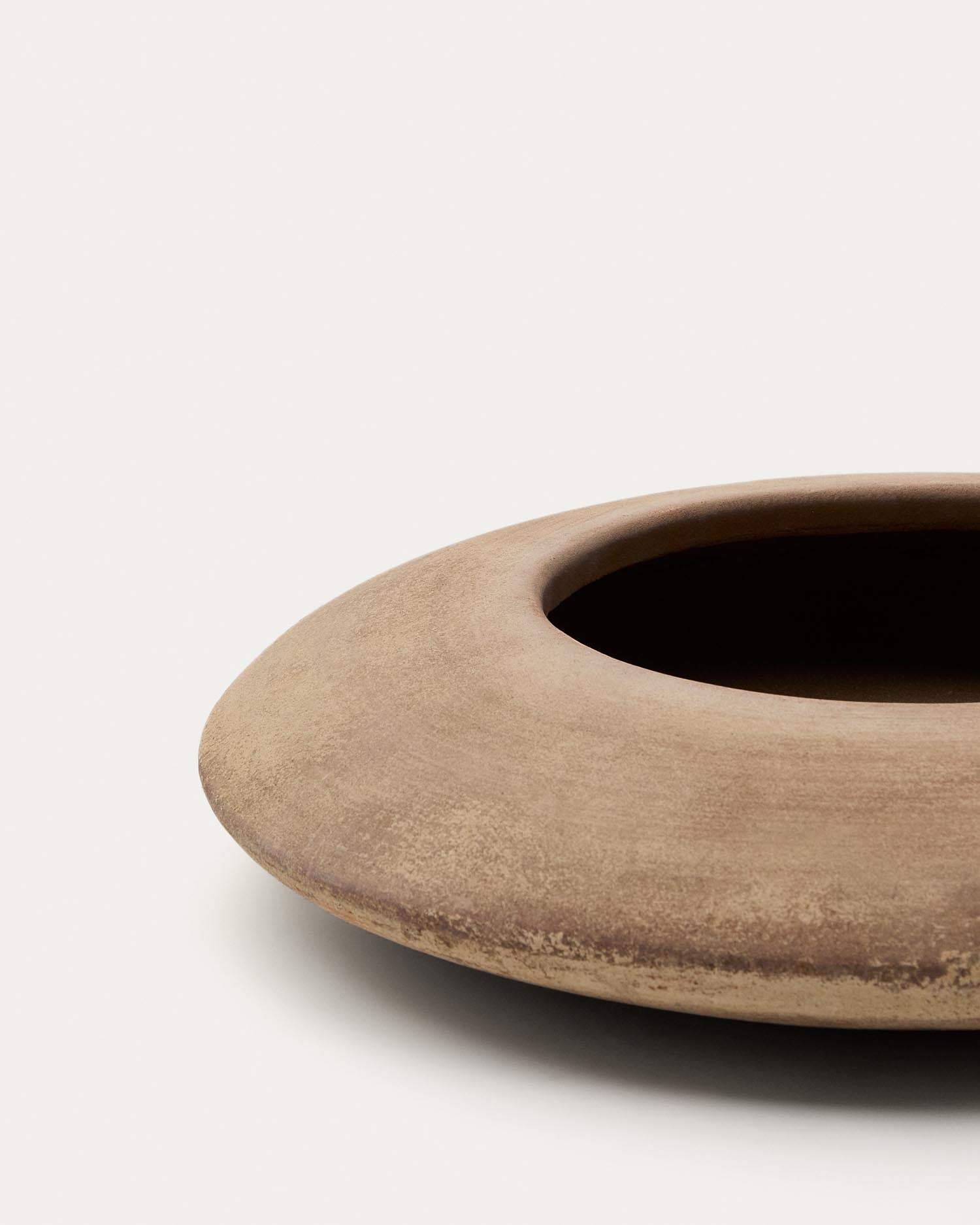 Blumentopf Rivor aus Terrakotta mit Finish in natürlichem Farbton Ø 50 cm in Terrakotta präsentiert im Onlineshop von KAQTU Design AG. Blumentopf ist von Kave Home