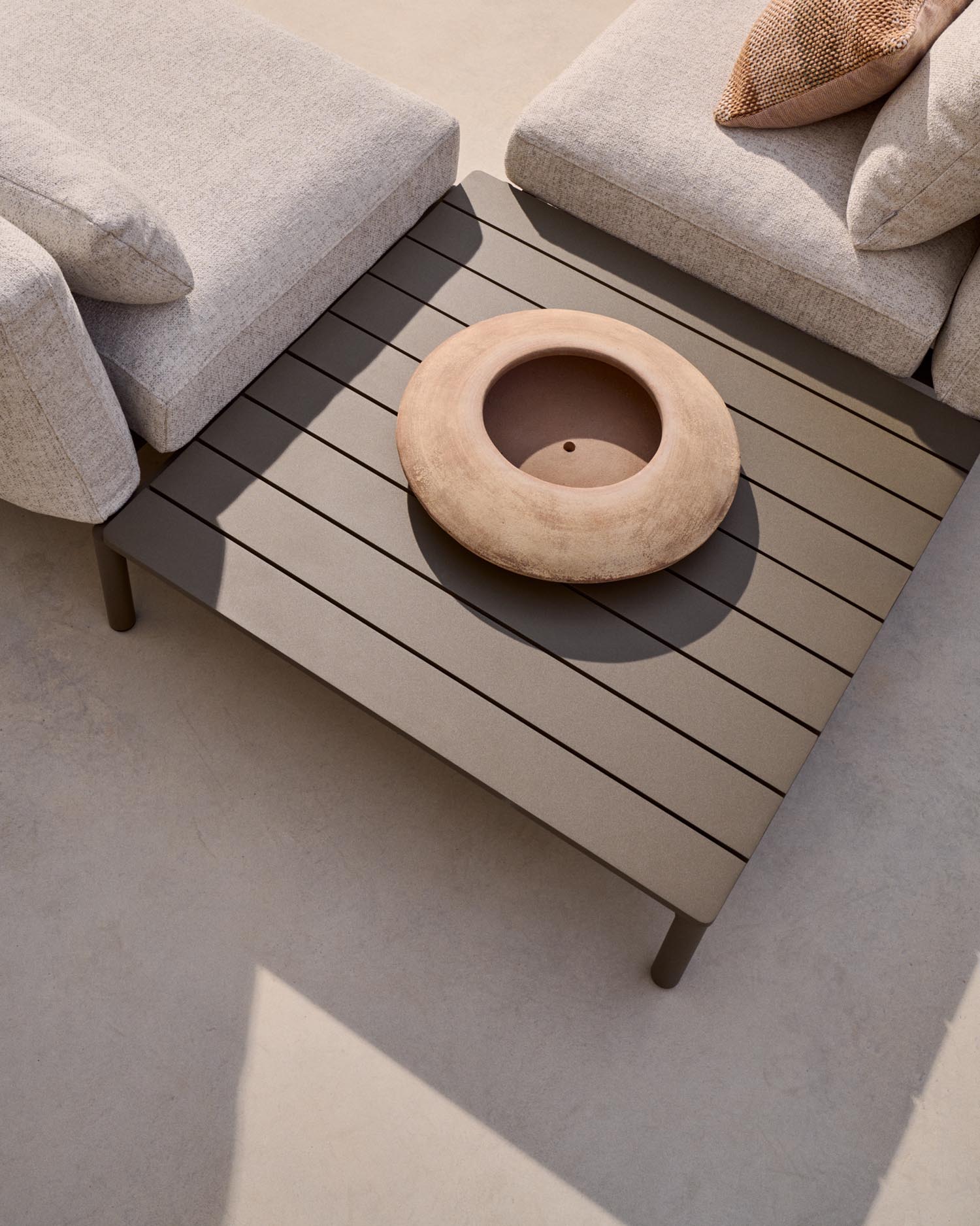 Blumentopf Rivor aus Terrakotta mit Finish in natürlichem Farbton Ø 50 cm in Terrakotta präsentiert im Onlineshop von KAQTU Design AG. Blumentopf ist von Kave Home