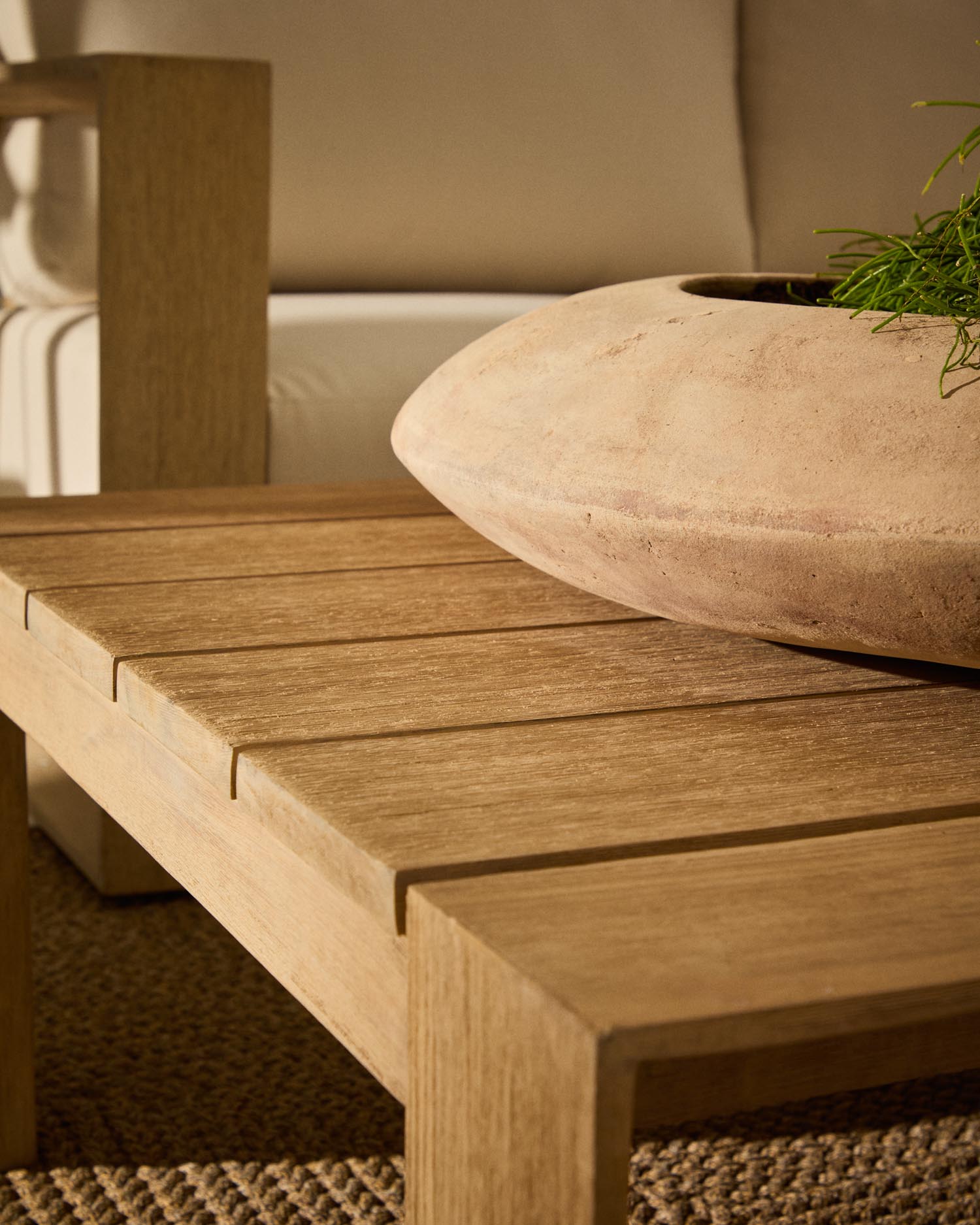 Blumentopf Rivor aus Terrakotta mit Finish in natürlichem Farbton Ø 50 cm in Terrakotta präsentiert im Onlineshop von KAQTU Design AG. Blumentopf ist von Kave Home