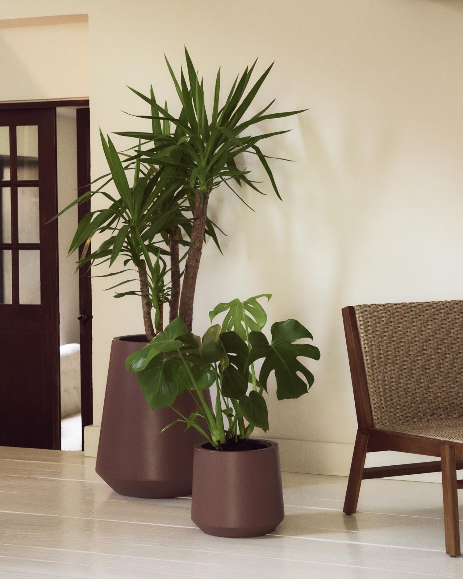 Blumentopf Calun aus Zement in Weinrot Ø 32 cm in  präsentiert im Onlineshop von KAQTU Design AG. Blumentopf ist von Kave Home
