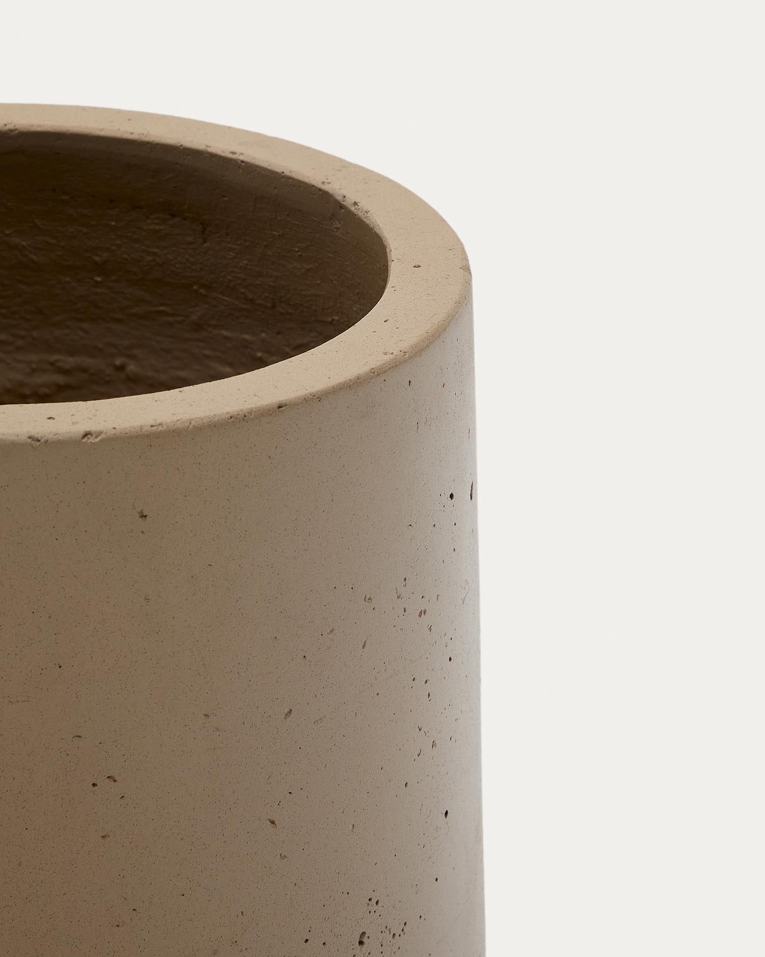 Blumentopf Calun aus Zement in Beige Ø 32 cm in Beige präsentiert im Onlineshop von KAQTU Design AG. Blumentopf ist von Kave Home