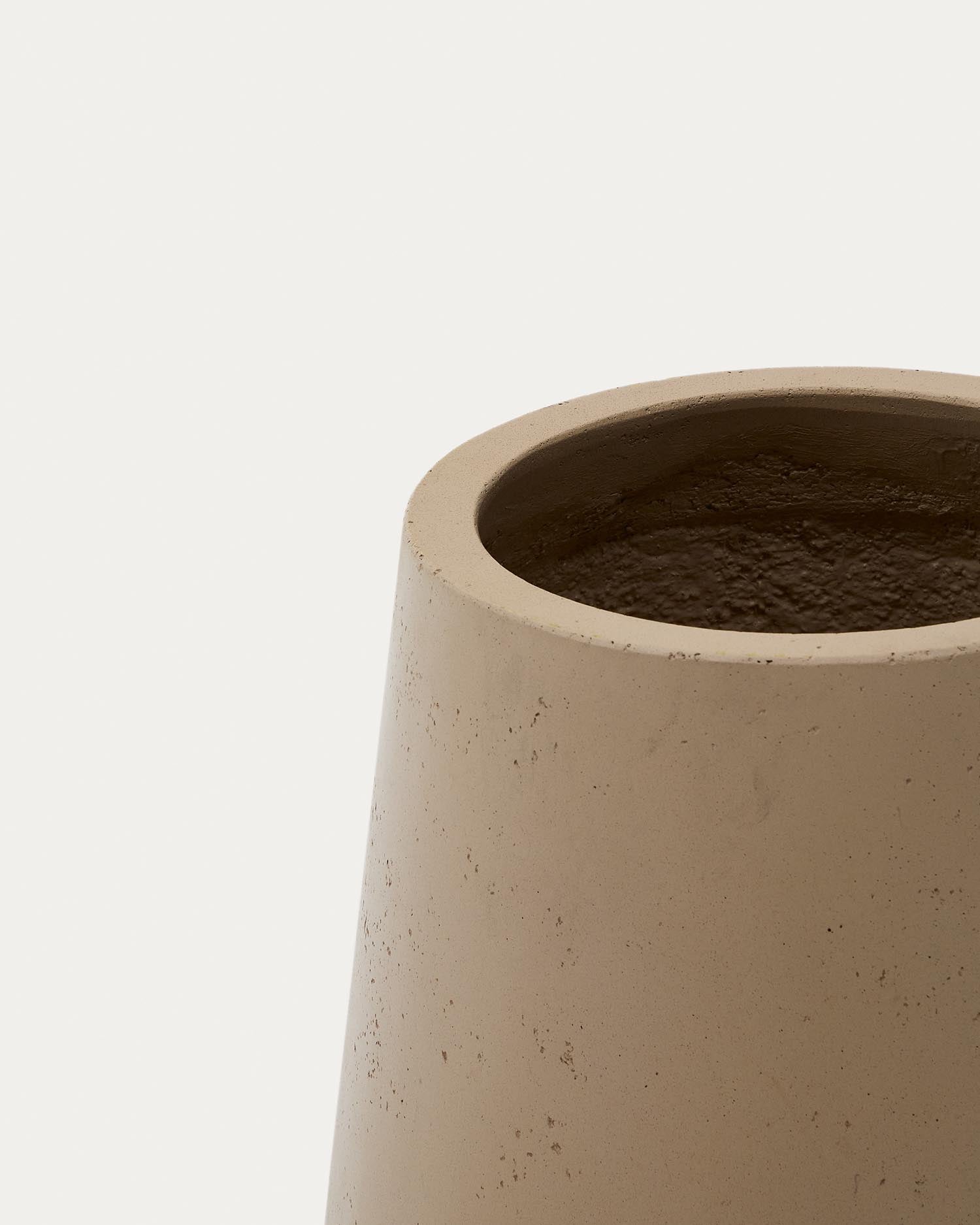 Blumentopf Calun aus Zement in Beige Ø 50 cm in Beige präsentiert im Onlineshop von KAQTU Design AG. Blumentopf ist von Kave Home