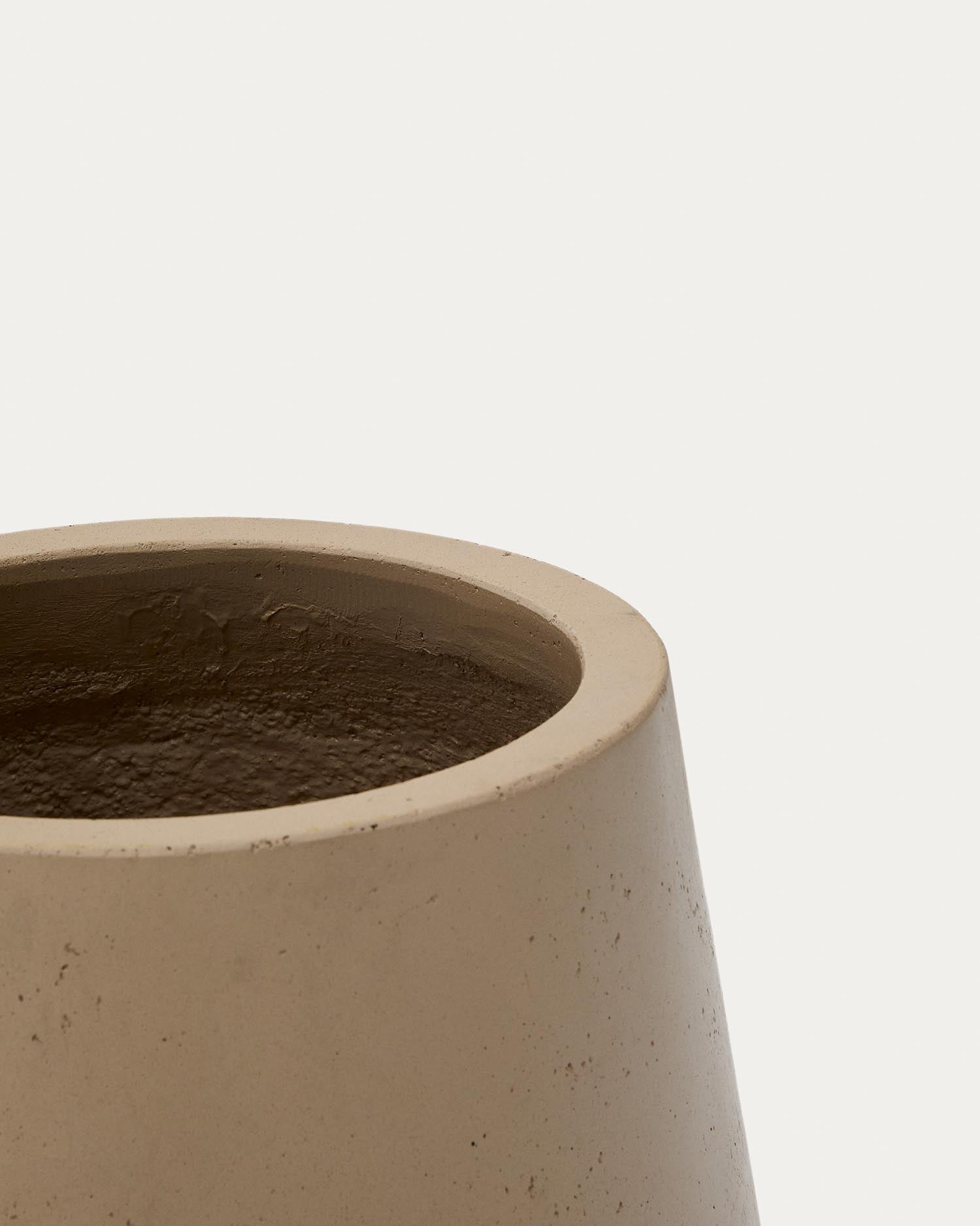 Blumentopf Calun aus Zement in Beige Ø 50 cm in Beige präsentiert im Onlineshop von KAQTU Design AG. Blumentopf ist von Kave Home