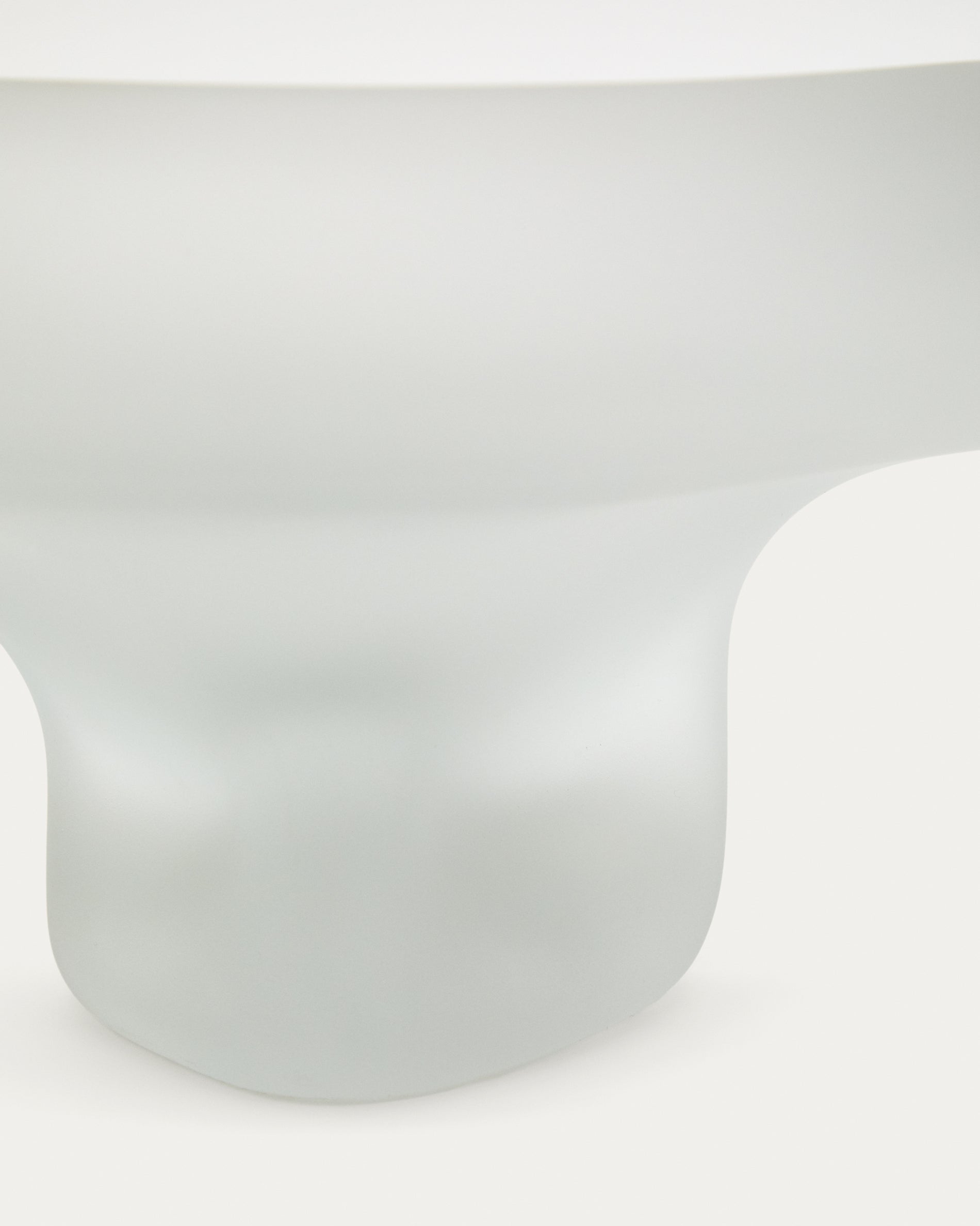 Elegante Tafelvase Ondaro aus hochwertigem Milchglas, 15 cm hoch, ideal für stilvolle Blumendekorationen und zeitgemäße Inneneinrichtung.