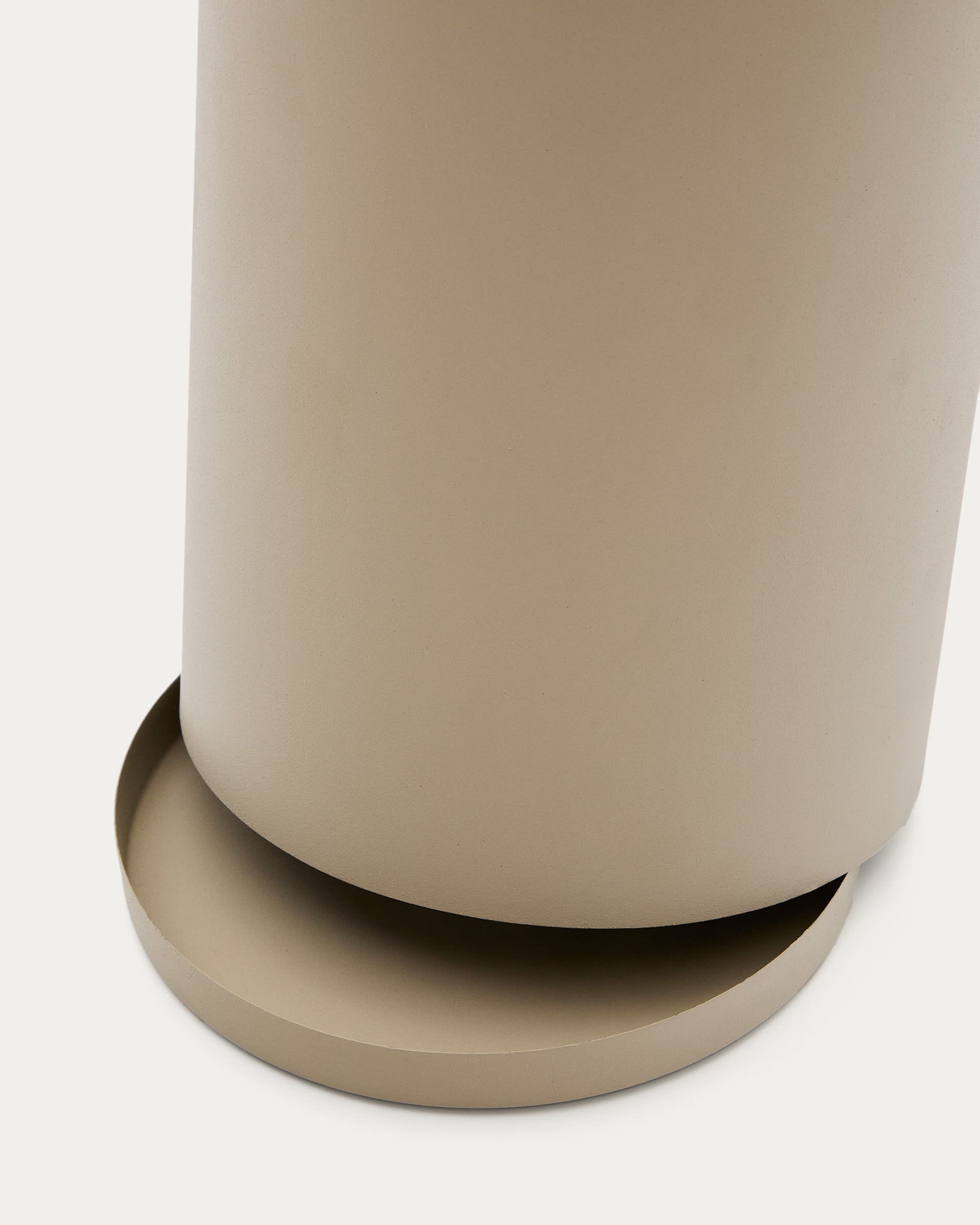 Kleiner Schirmständer Atin aus beigem Metall in Beige präsentiert im Onlineshop von KAQTU Design AG. Schirmständer ist von Kave Home