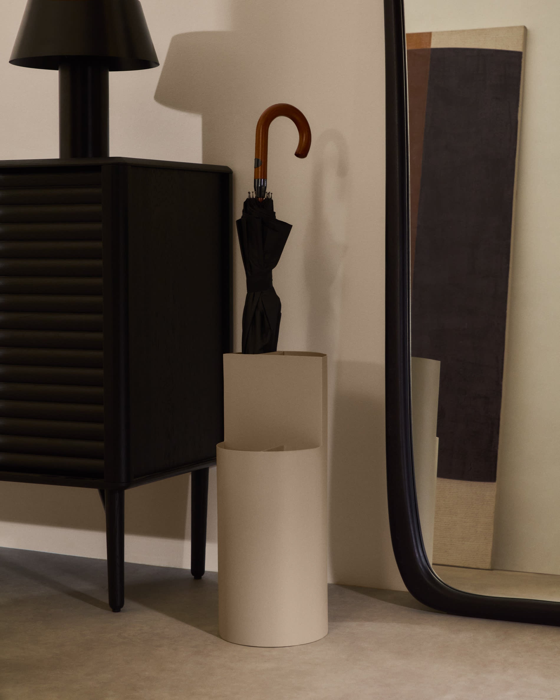 Kleiner Schirmständer Atin aus beigem Metall in Beige präsentiert im Onlineshop von KAQTU Design AG. Schirmständer ist von Kave Home