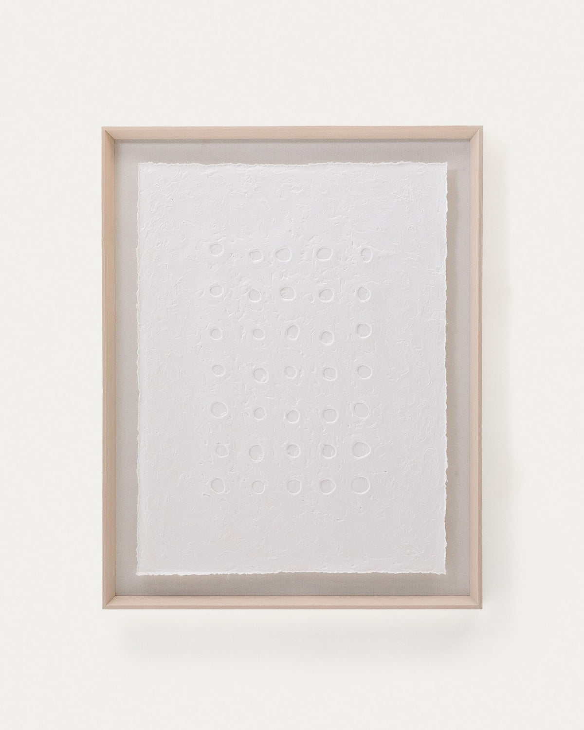 Abstraktes Wandbild Olvin aus weissem Recyclingpapier mit handgefertigten Reliefs, Punkte- und Kreismuster, Rahmen aus Kiefernholz.