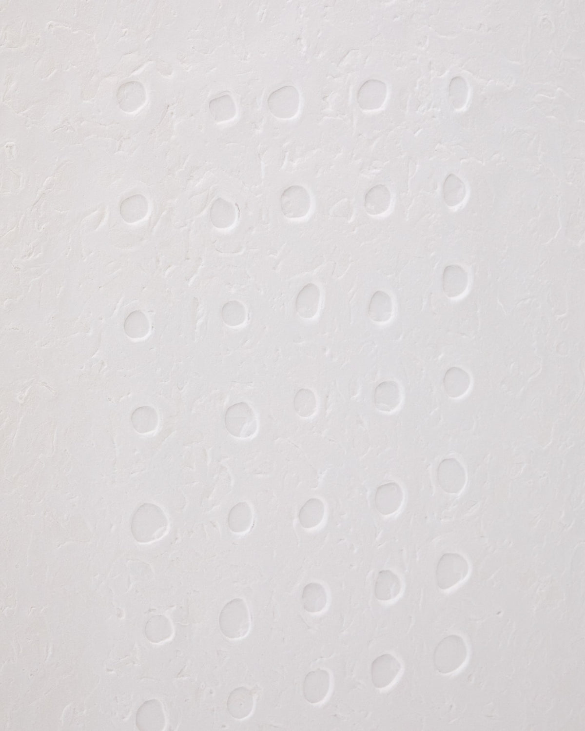 Abstraktes Wandbild Olvin aus weissem Recyclingpapier mit handgefertigten Reliefs, Punkte- und Kreismuster, Rahmen aus Kiefernholz.
